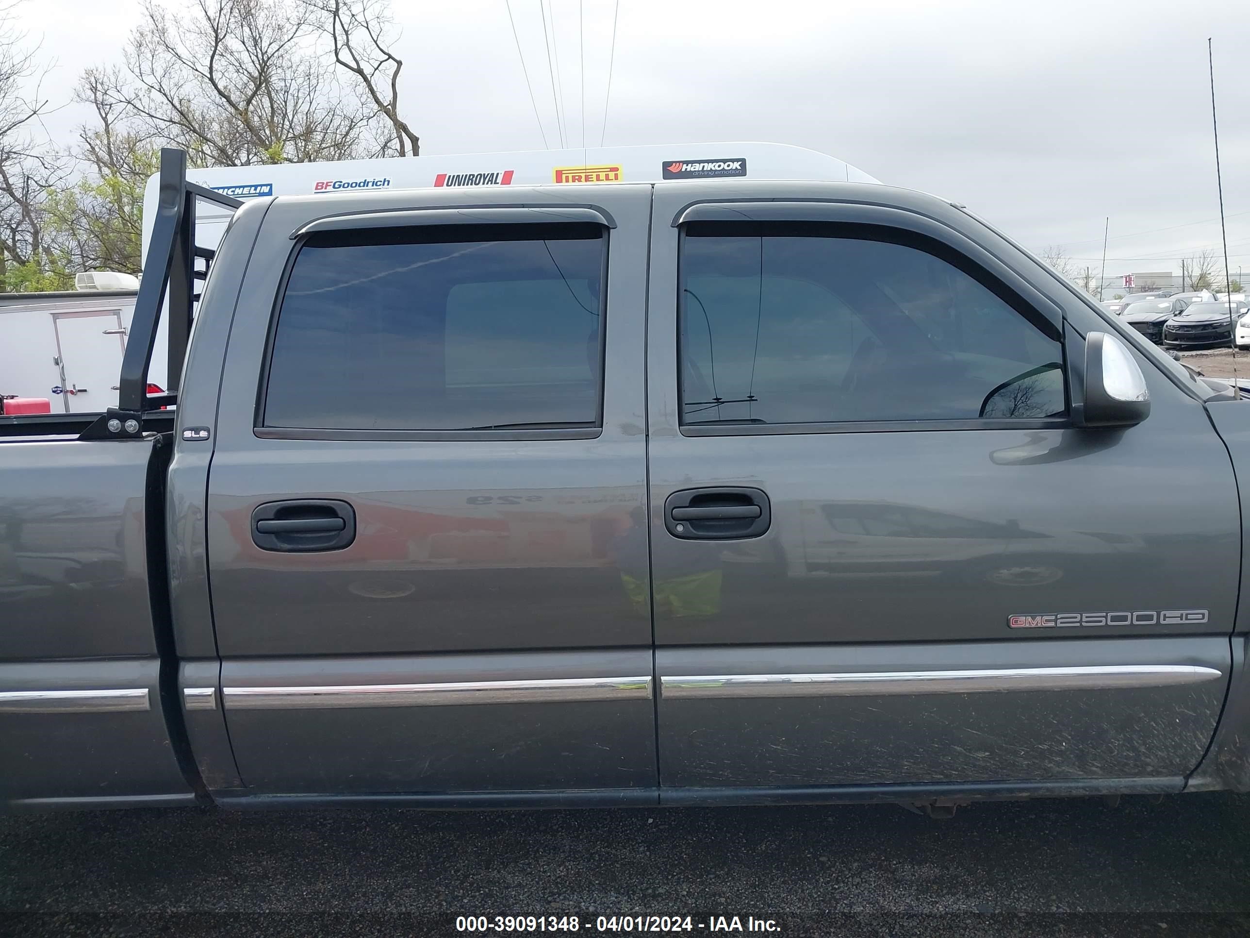 Photo 12 VIN: 1GTHK23U52F214327 - GMC SIERRA 