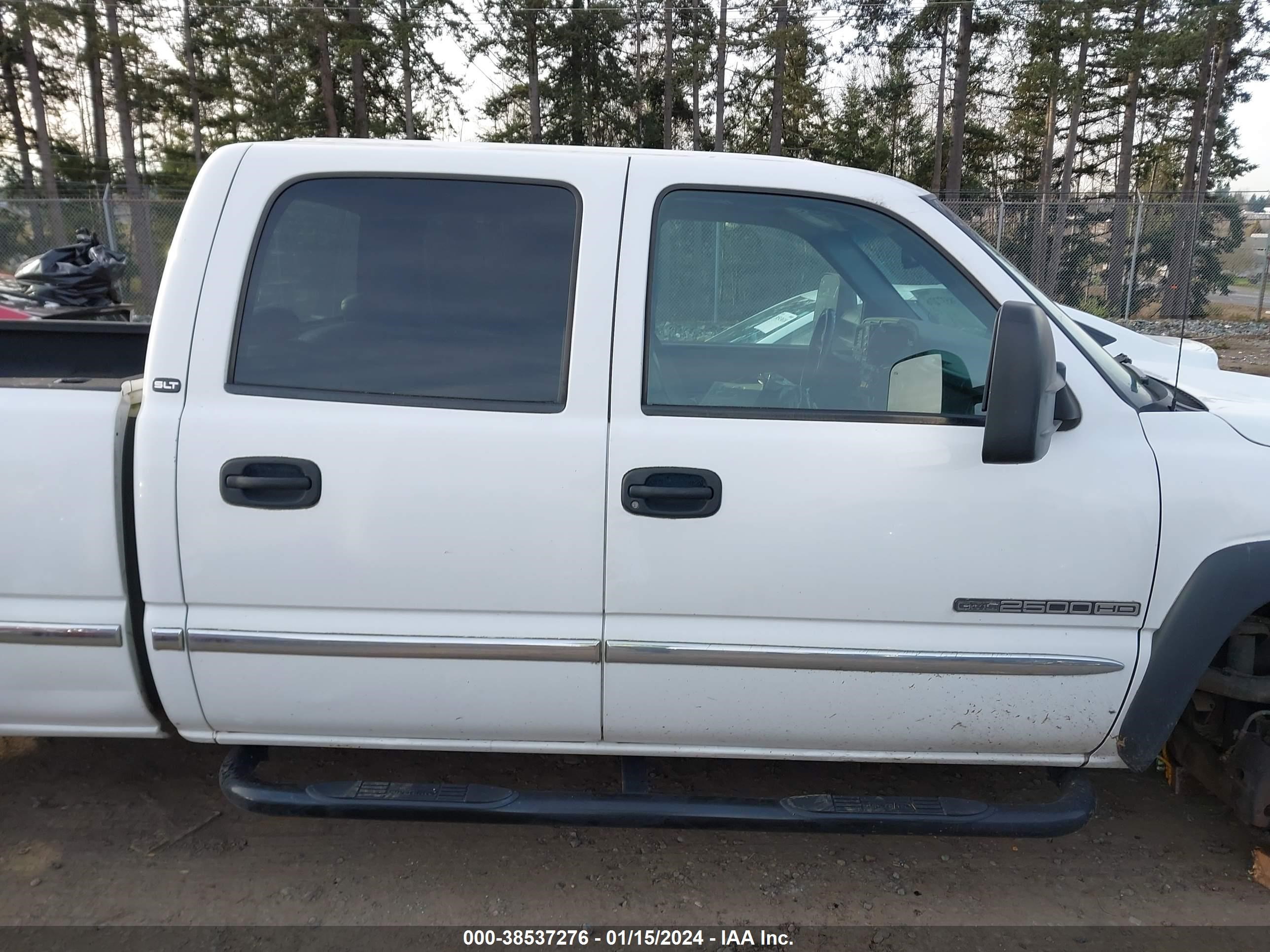 Photo 11 VIN: 1GTHK23U71F108878 - GMC SIERRA 