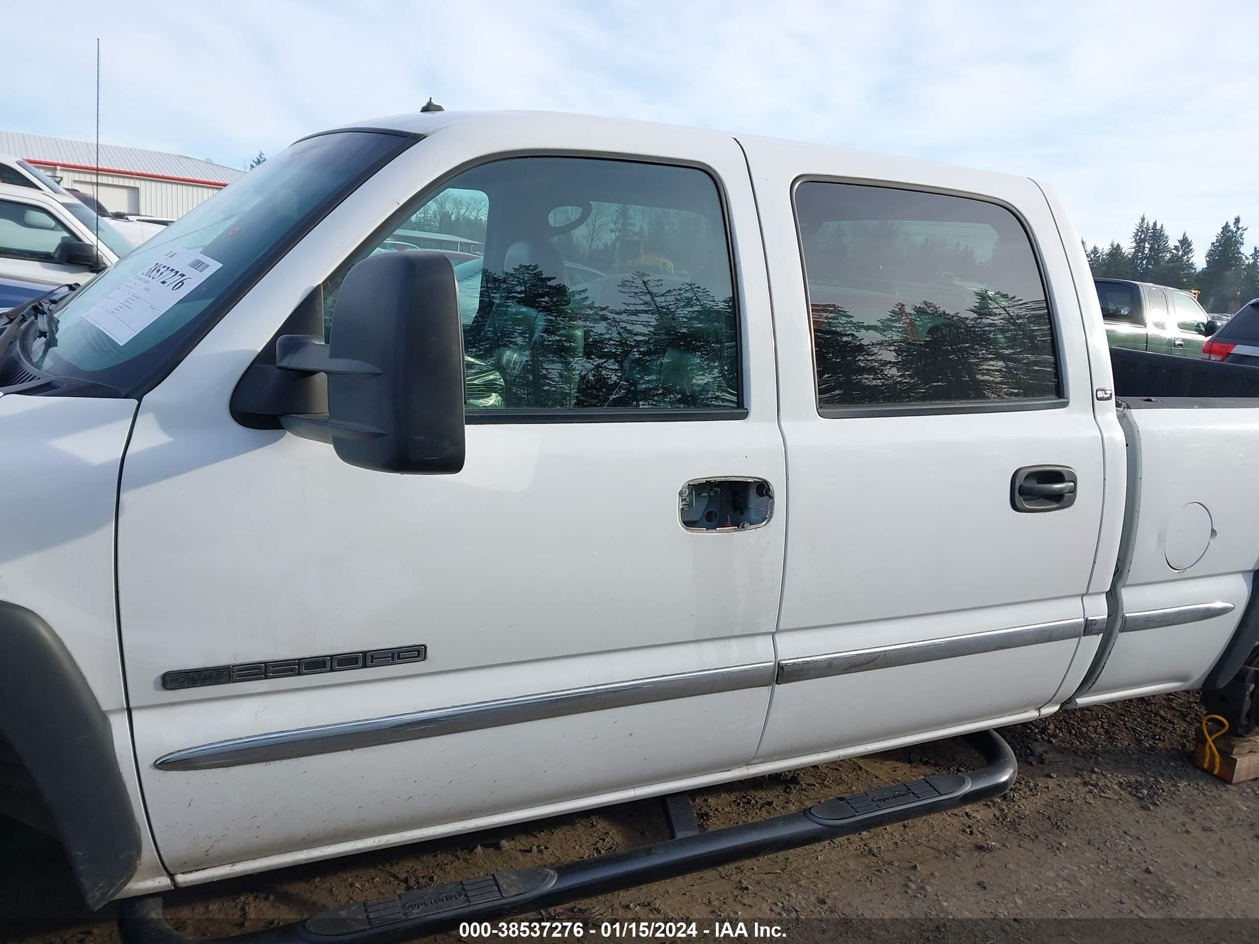 Photo 12 VIN: 1GTHK23U71F108878 - GMC SIERRA 