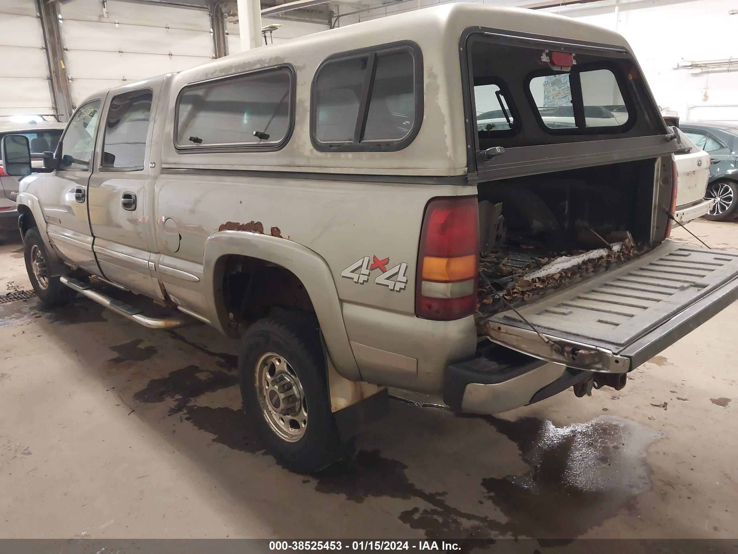 Photo 2 VIN: 1GTHK23U81F135880 - GMC SIERRA 