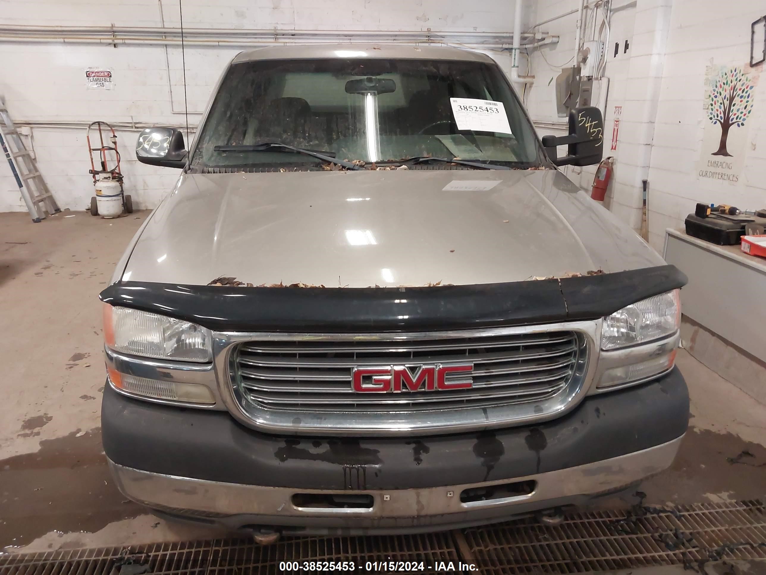 Photo 5 VIN: 1GTHK23U81F135880 - GMC SIERRA 