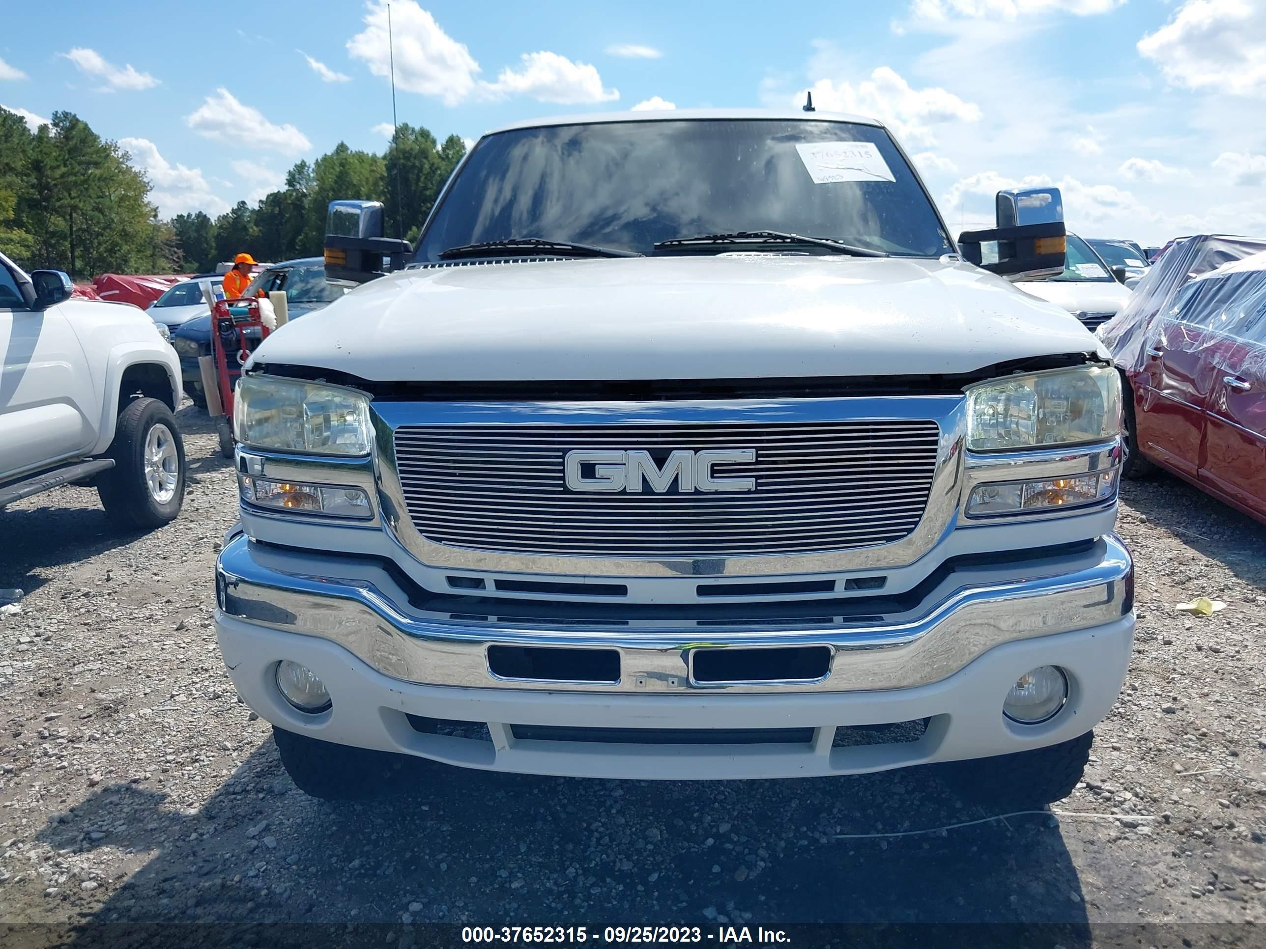 Photo 11 VIN: 1GTHK23U87F145429 - GMC SIERRA 