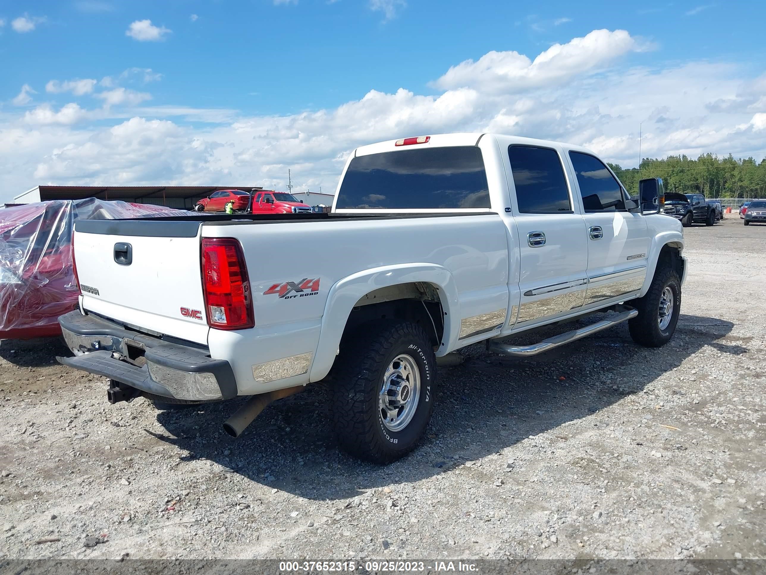 Photo 3 VIN: 1GTHK23U87F145429 - GMC SIERRA 