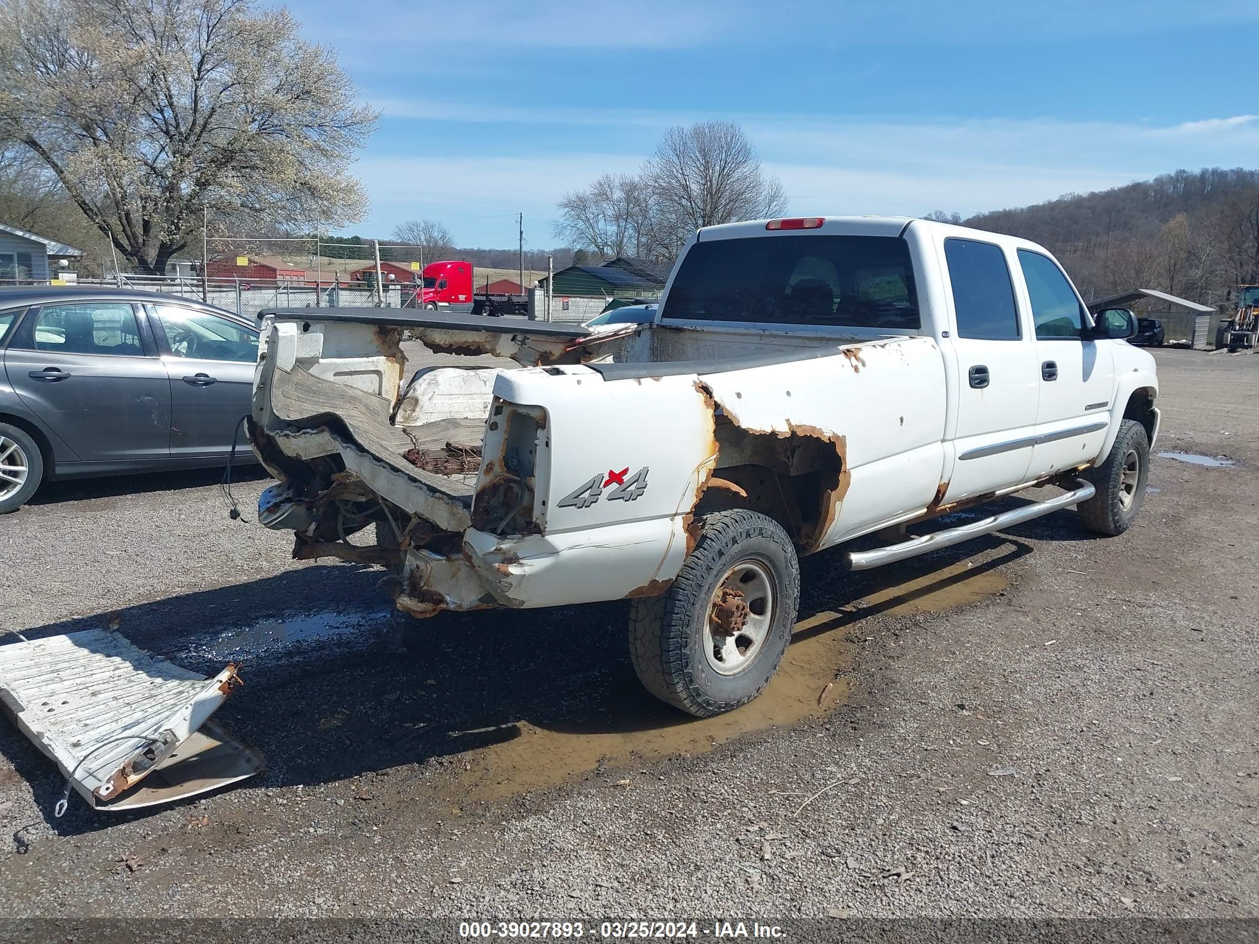 Photo 3 VIN: 1GTHK23U95F883897 - GMC SIERRA 