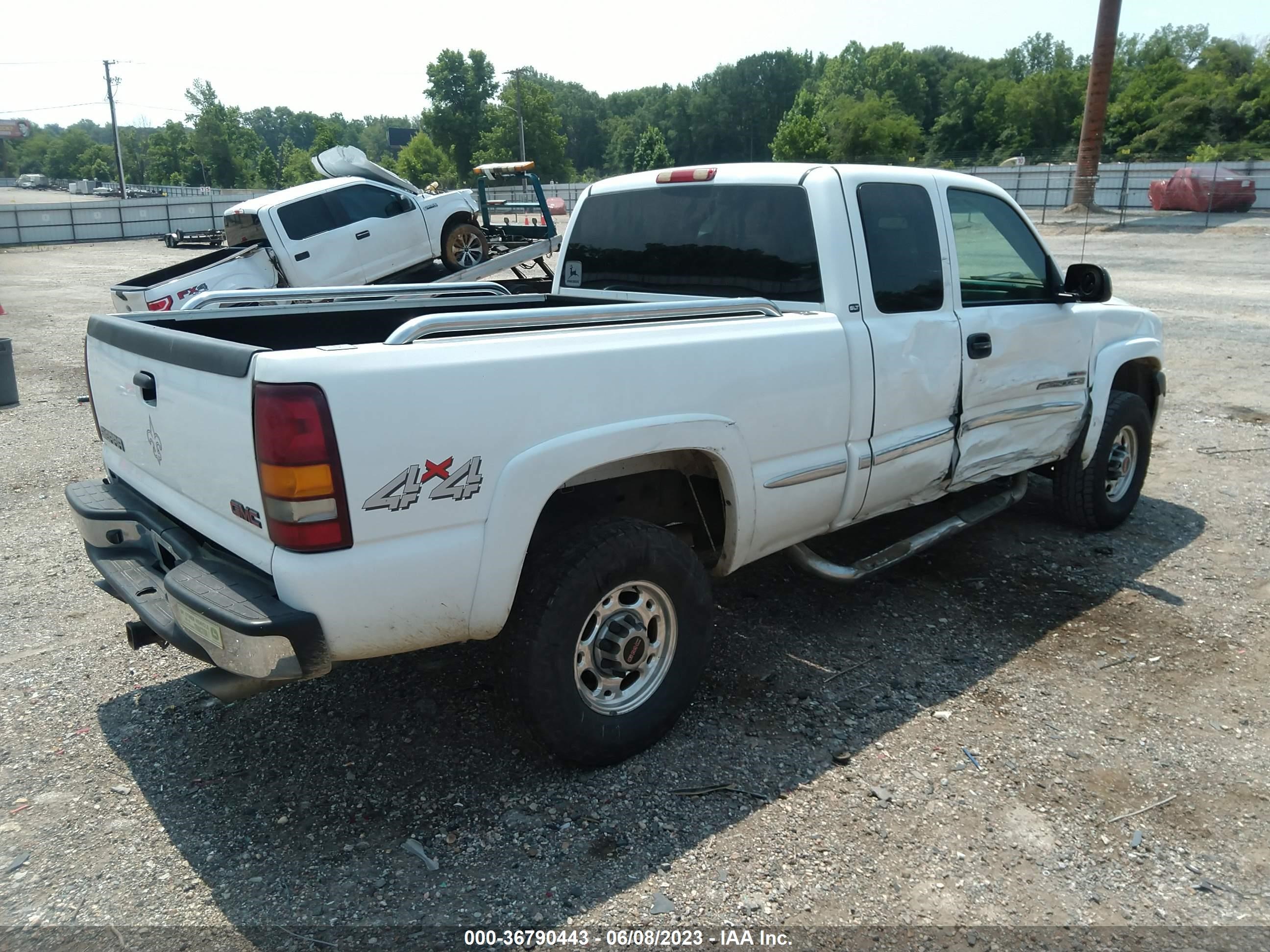 Photo 3 VIN: 1GTHK29152E259688 - GMC SIERRA 