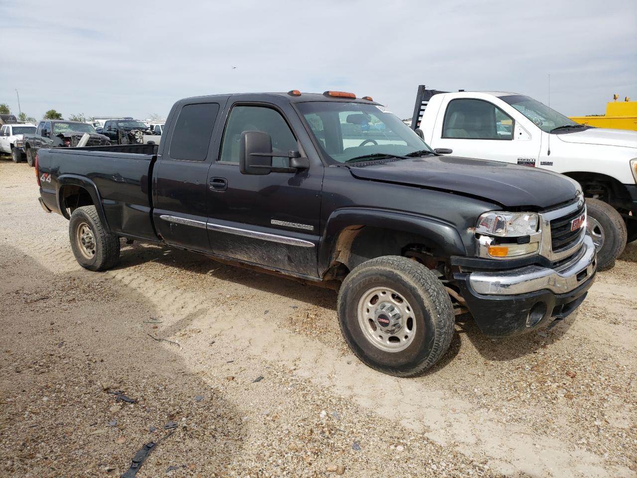 Photo 3 VIN: 1GTHK29G93E263877 - GMC SIERRA 