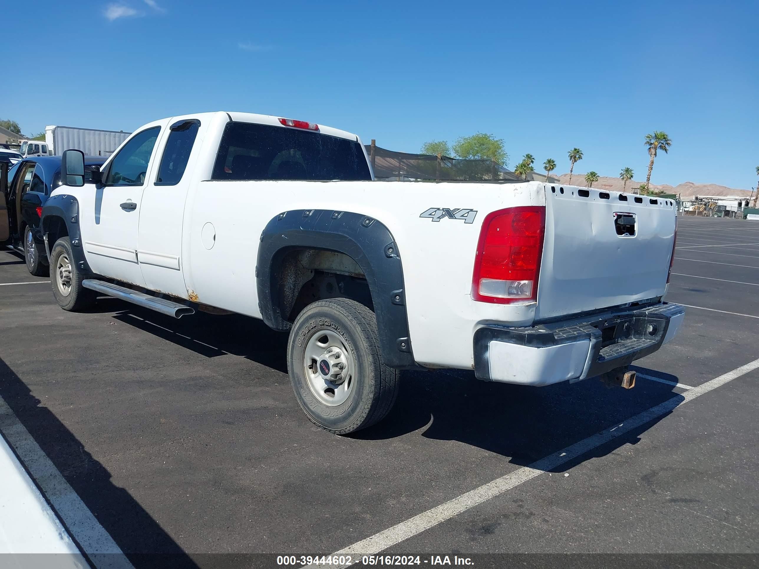 Photo 2 VIN: 1GTHK29K47E586616 - GMC SIERRA 