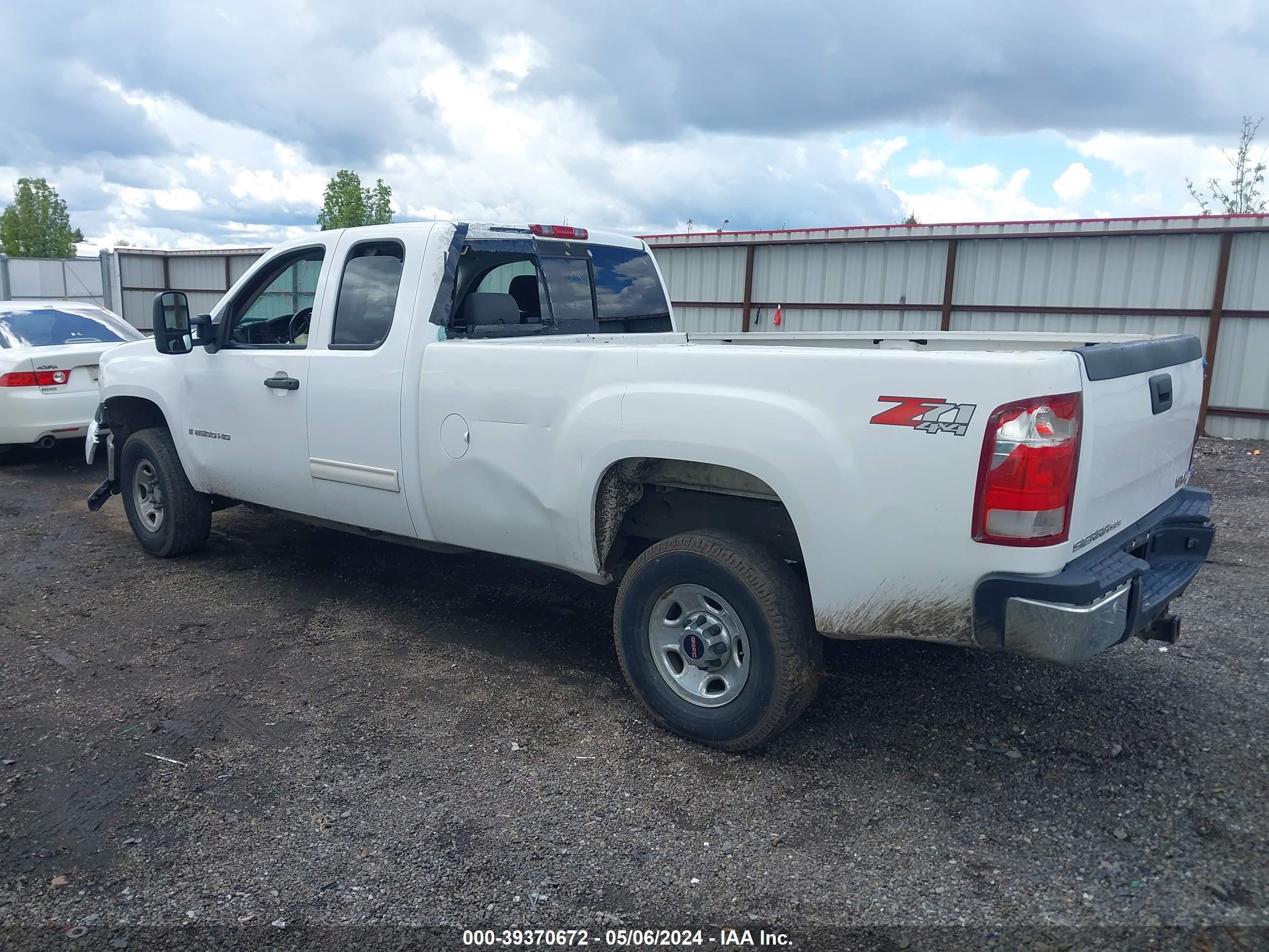 Photo 2 VIN: 1GTHK29K77E587470 - GMC SIERRA 