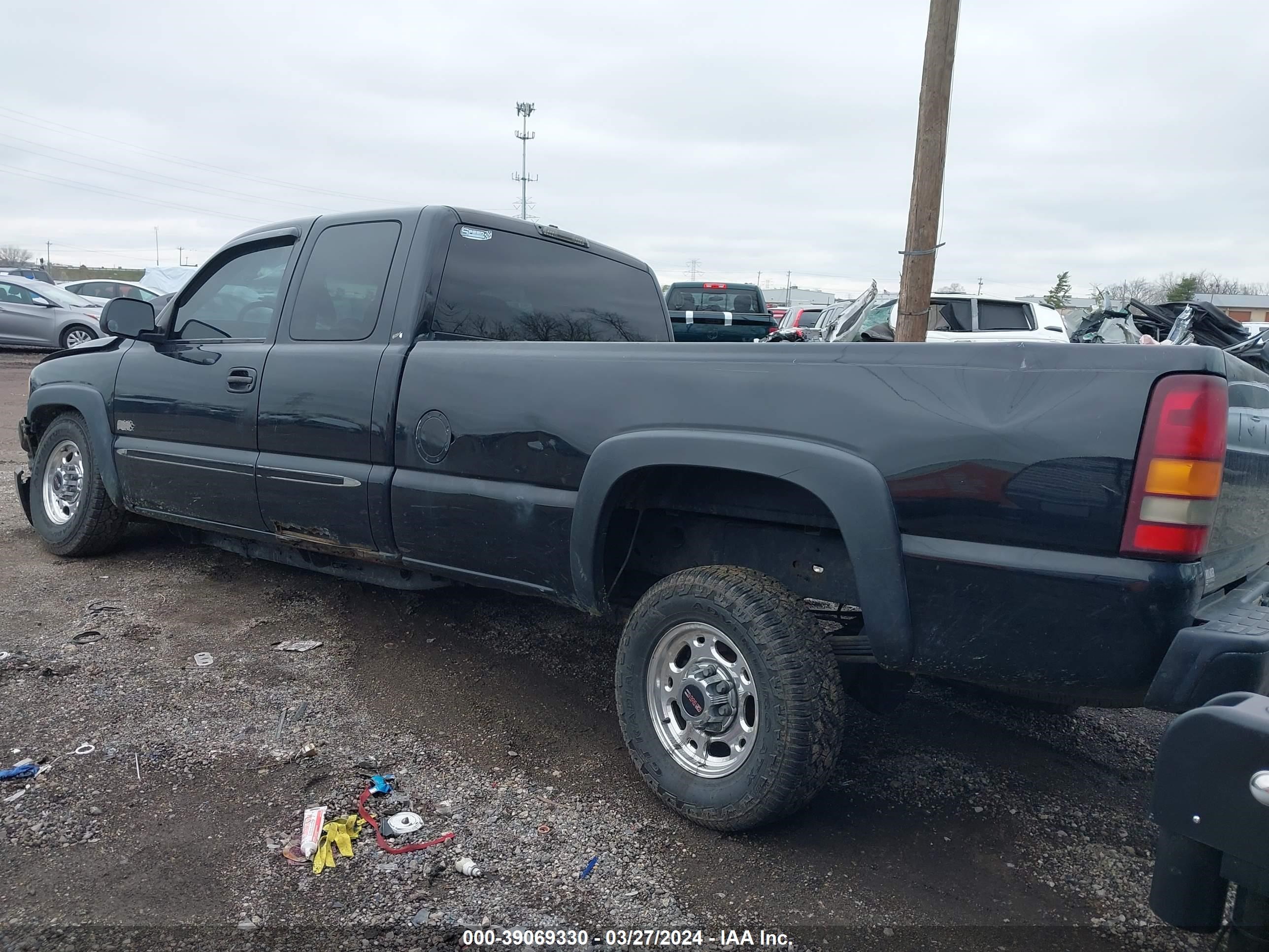 Photo 2 VIN: 1GTHK29U13E139124 - GMC SIERRA 