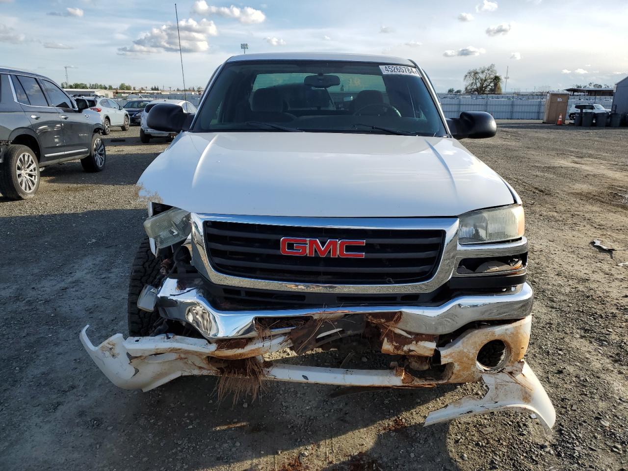 Photo 4 VIN: 1GTHK29U35E124269 - GMC SIERRA 