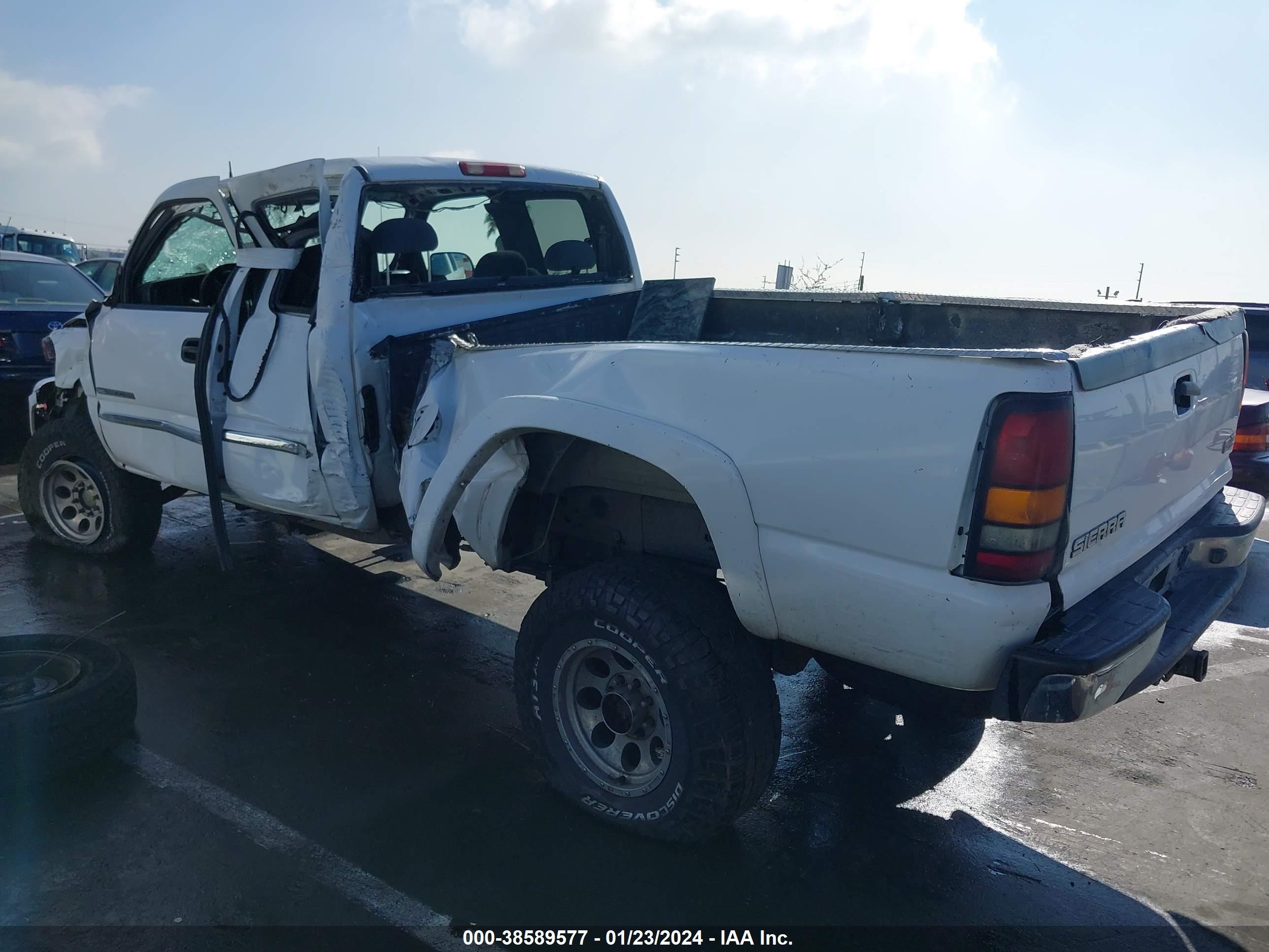 Photo 2 VIN: 1GTHK29U45E111952 - GMC SIERRA 