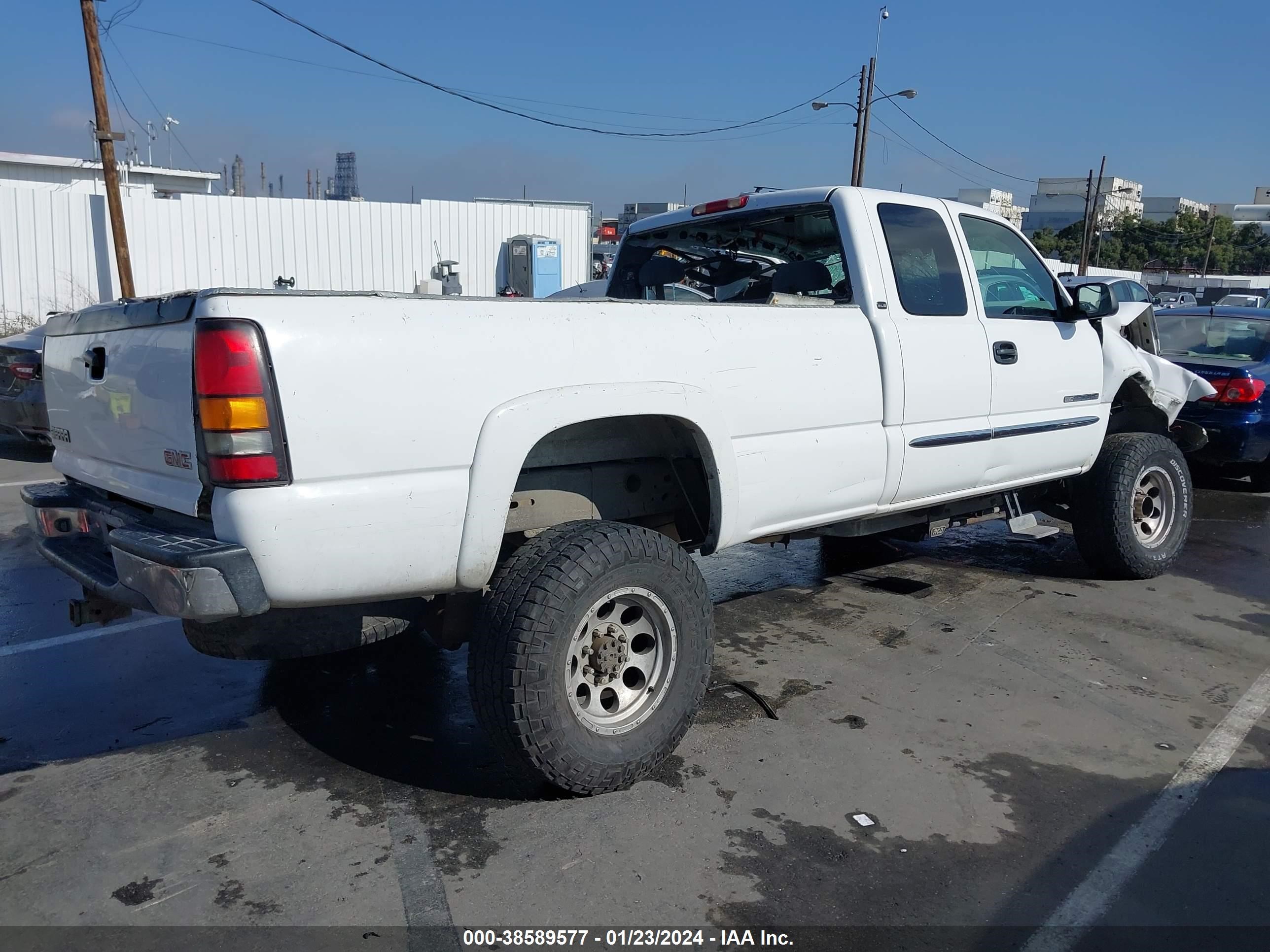 Photo 3 VIN: 1GTHK29U45E111952 - GMC SIERRA 