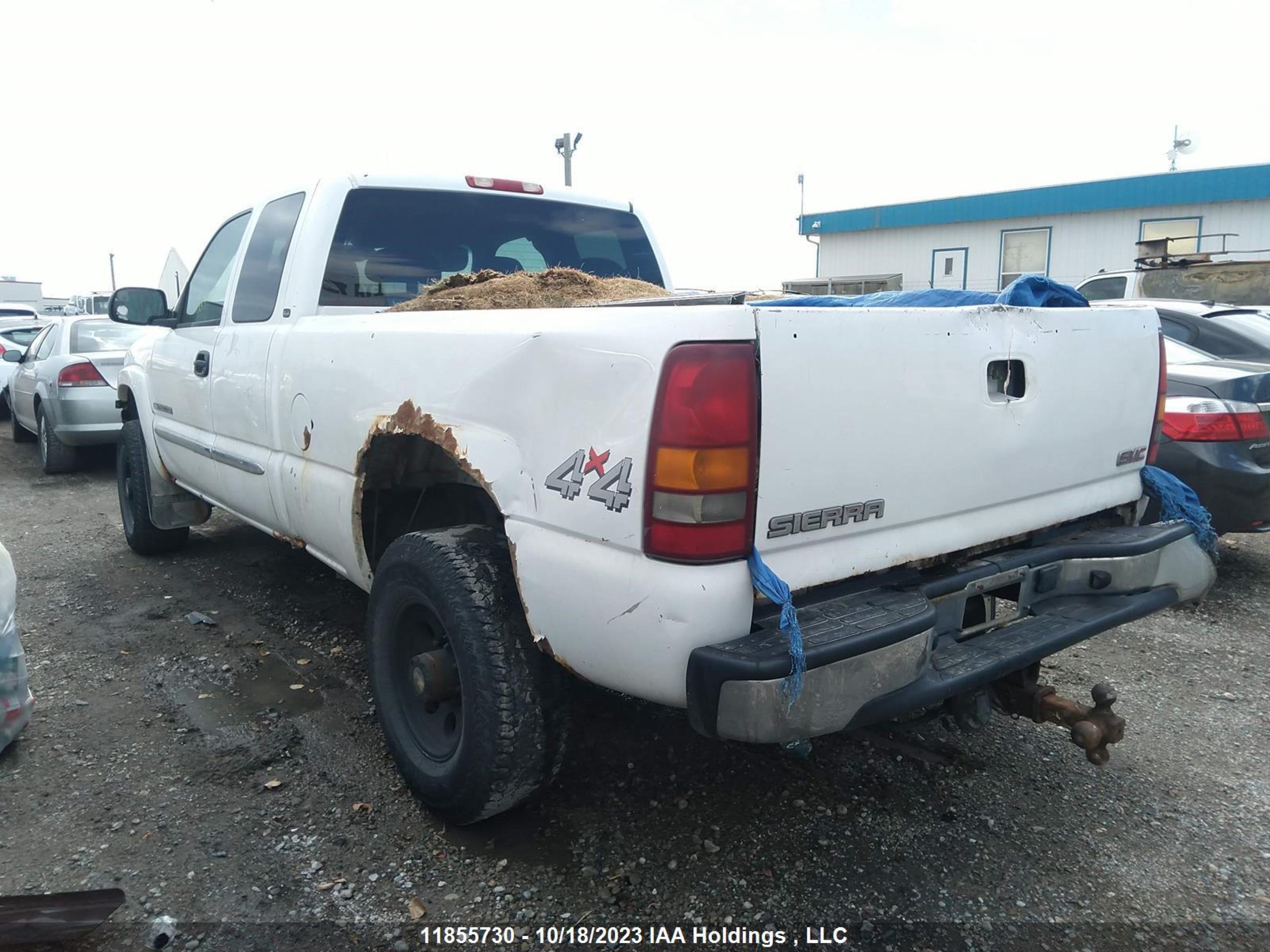 Photo 2 VIN: 1GTHK29U83E310158 - GMC SIERRA 