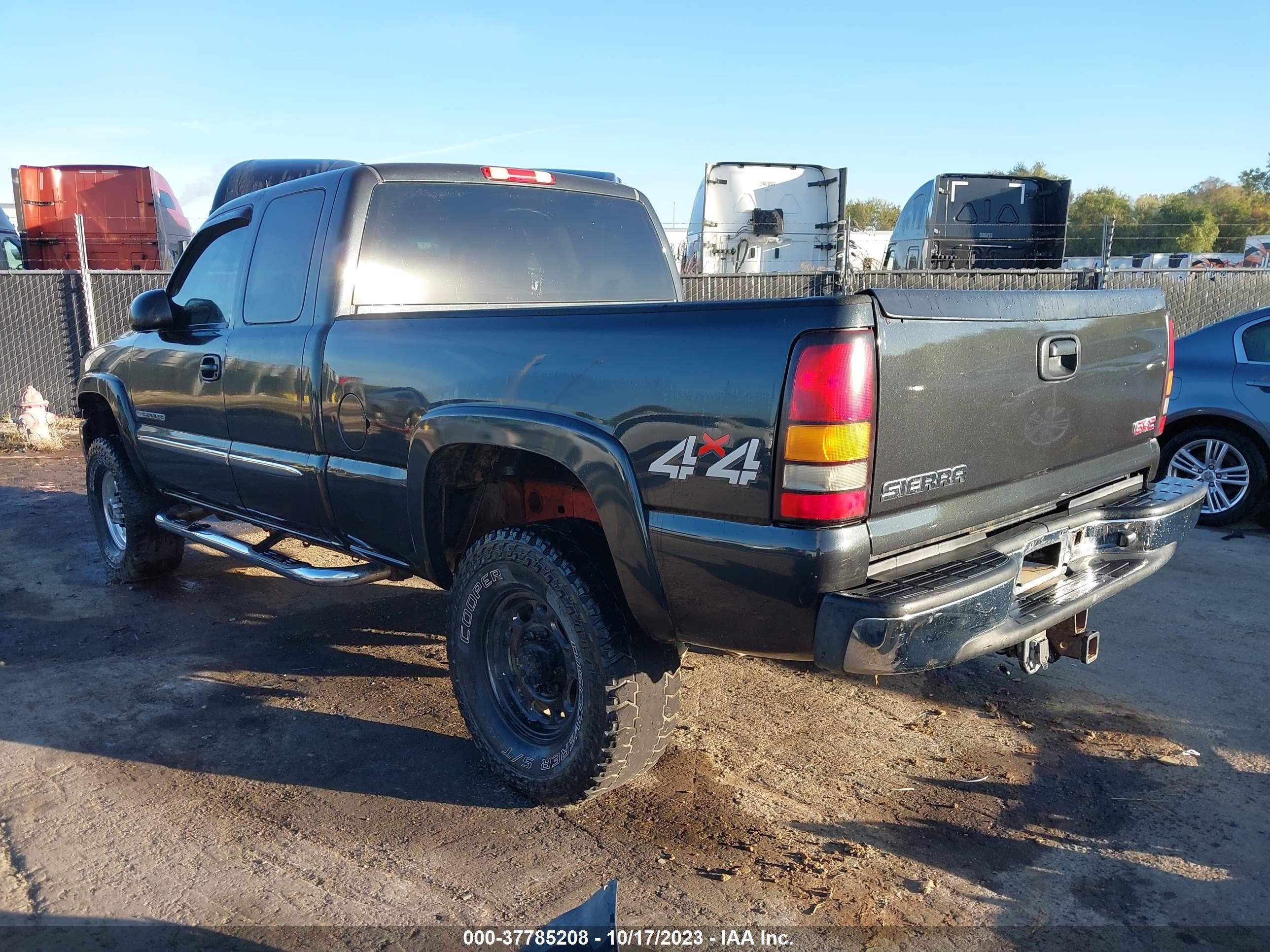 Photo 2 VIN: 1GTHK29U85E145764 - GMC SIERRA 