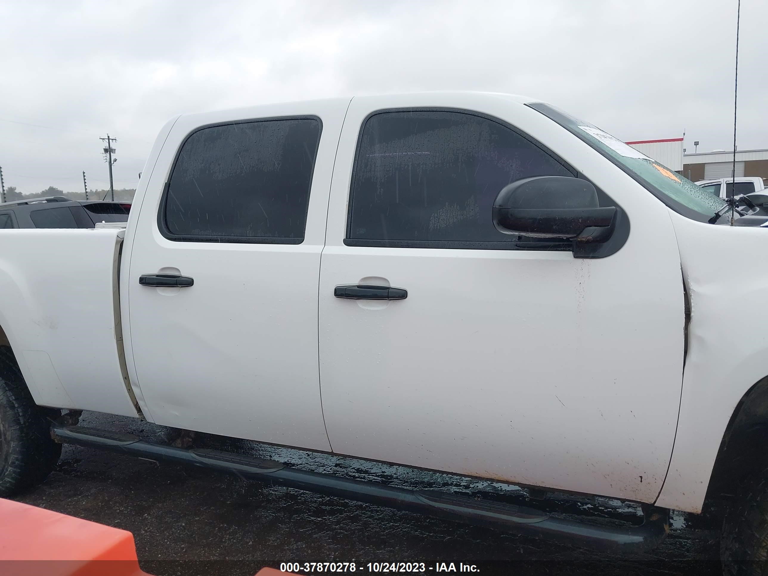 Photo 12 VIN: 1GTHK53K69F131662 - GMC SIERRA 