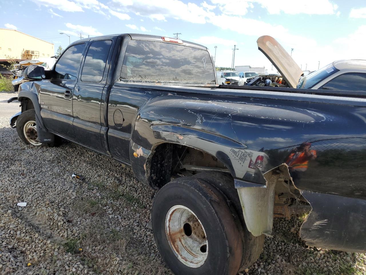 Photo 2 VIN: 1GTJC39275E118591 - GMC SIERRA 