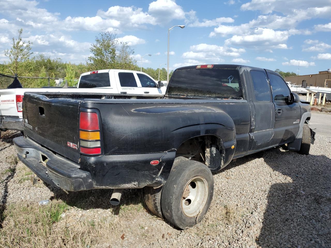 Photo 3 VIN: 1GTJC39275E118591 - GMC SIERRA 