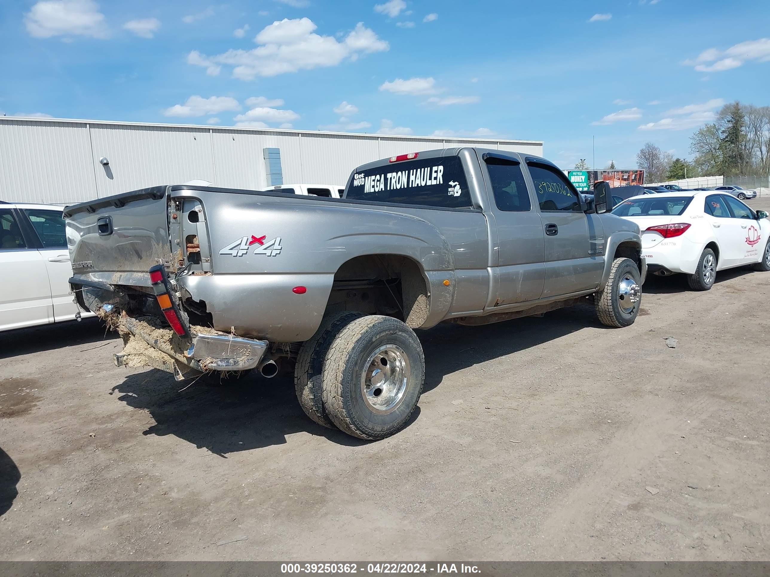 Photo 3 VIN: 1GTJK39143E352419 - GMC NULL 