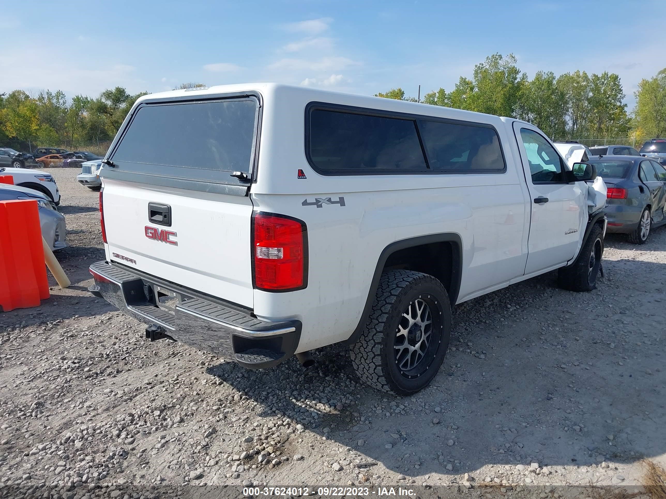 Photo 3 VIN: 1GTN2TEC8FZ446812 - GMC SIERRA 