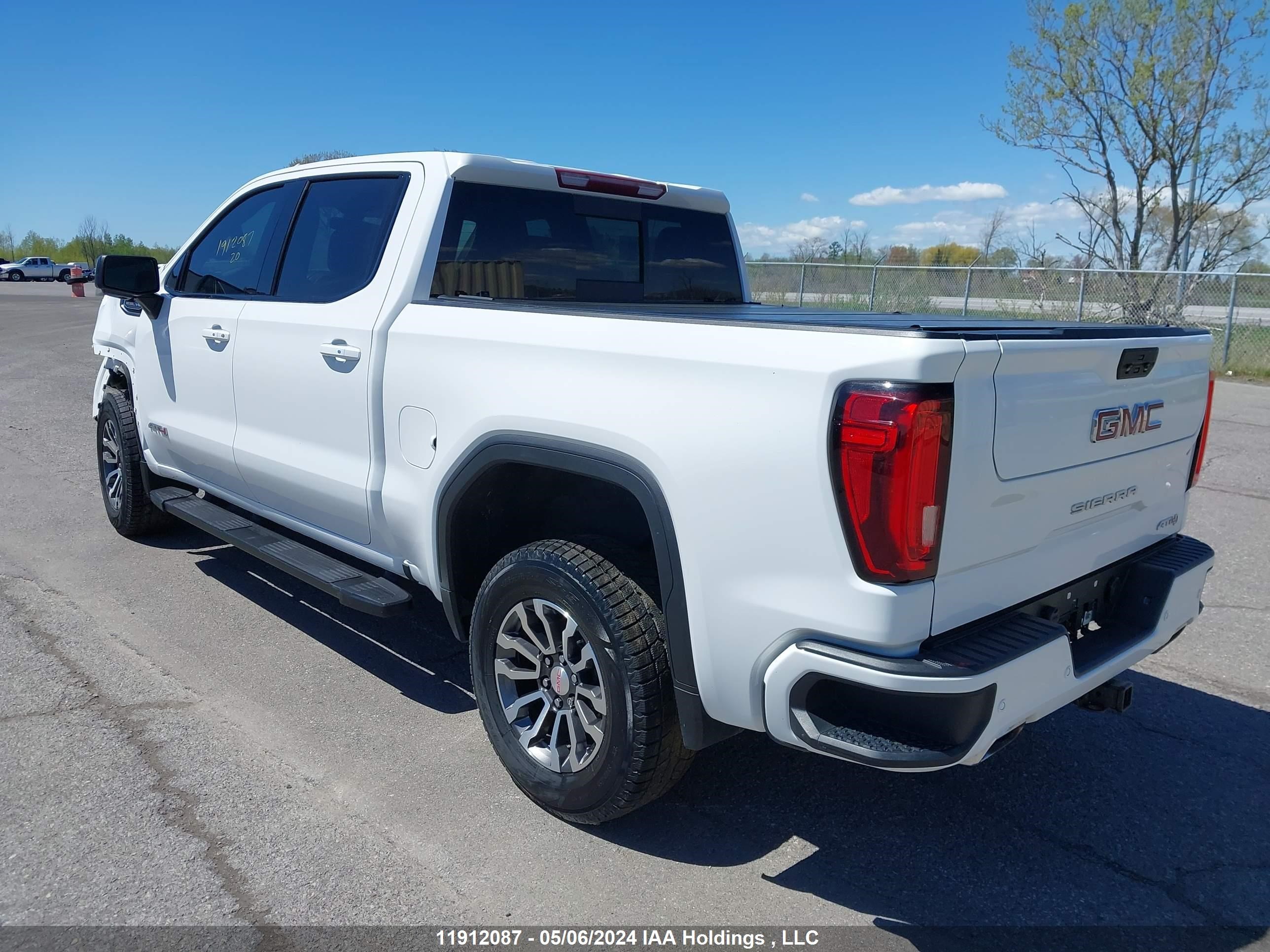 Photo 2 VIN: 1GTP9EEDXLZ350538 - GMC SIERRA 