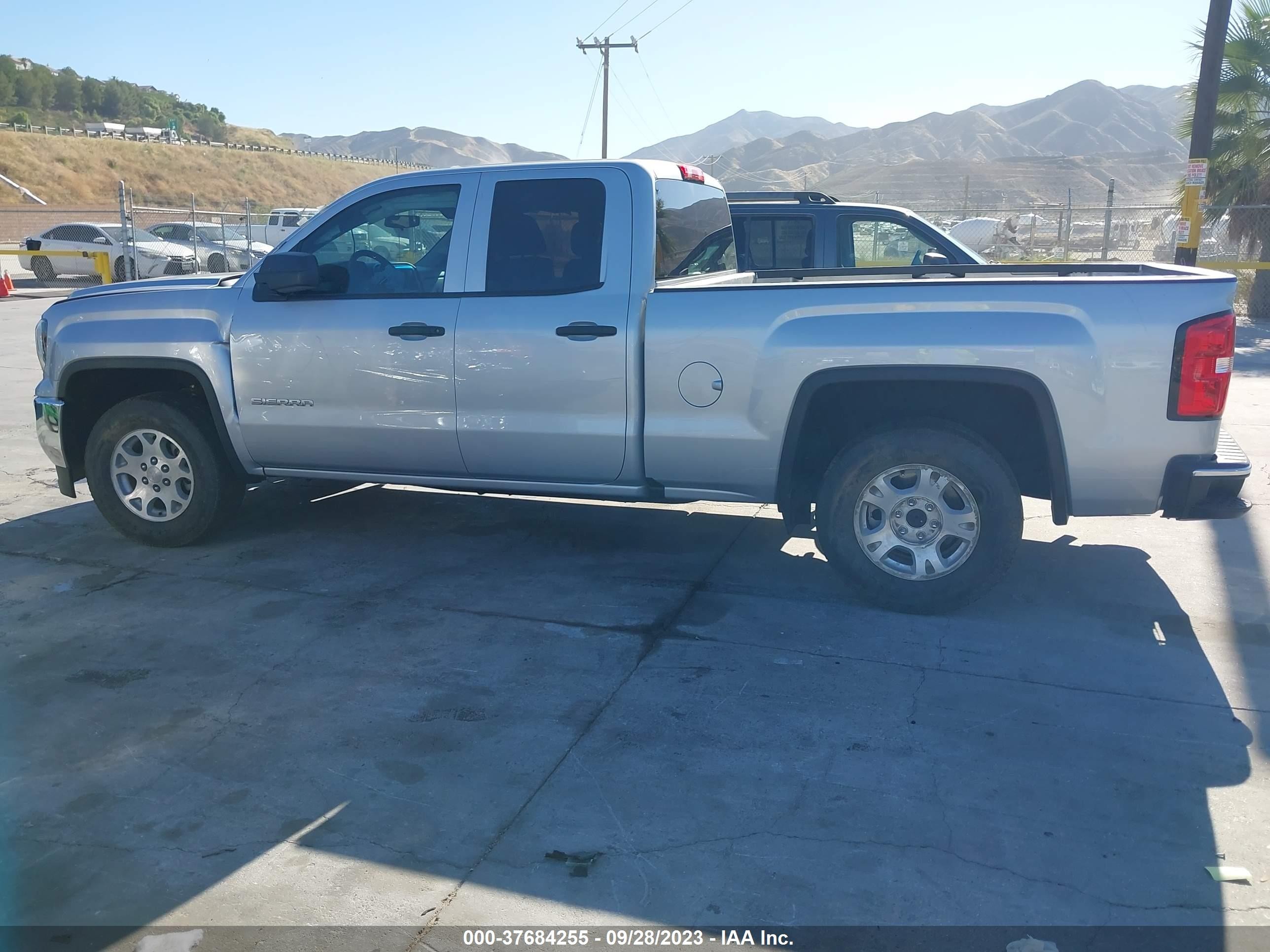 Photo 13 VIN: 1GTR1LEH1JZ274311 - GMC SIERRA 