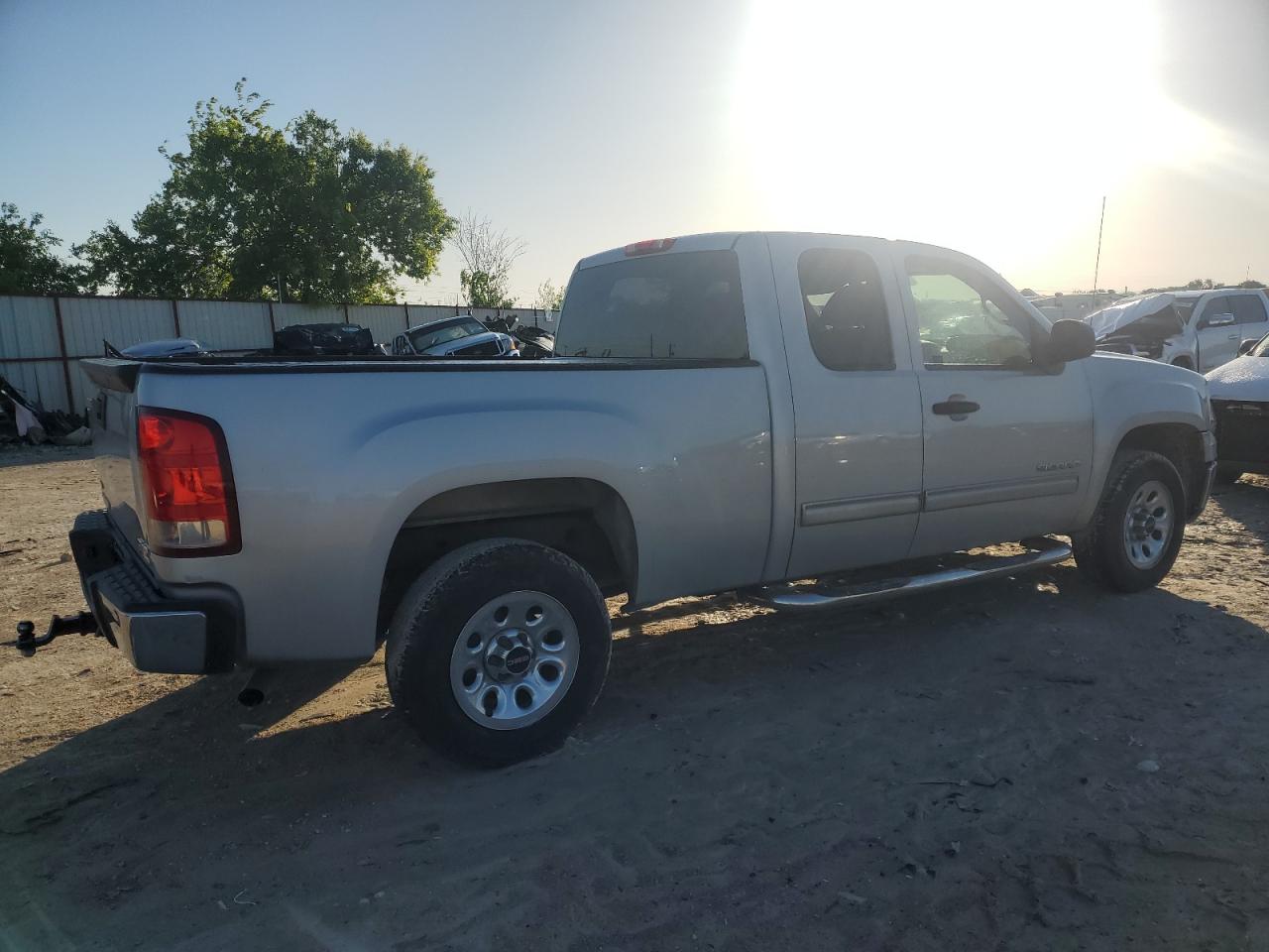 Photo 2 VIN: 1GTR1UEA2BZ205931 - GMC SIERRA 