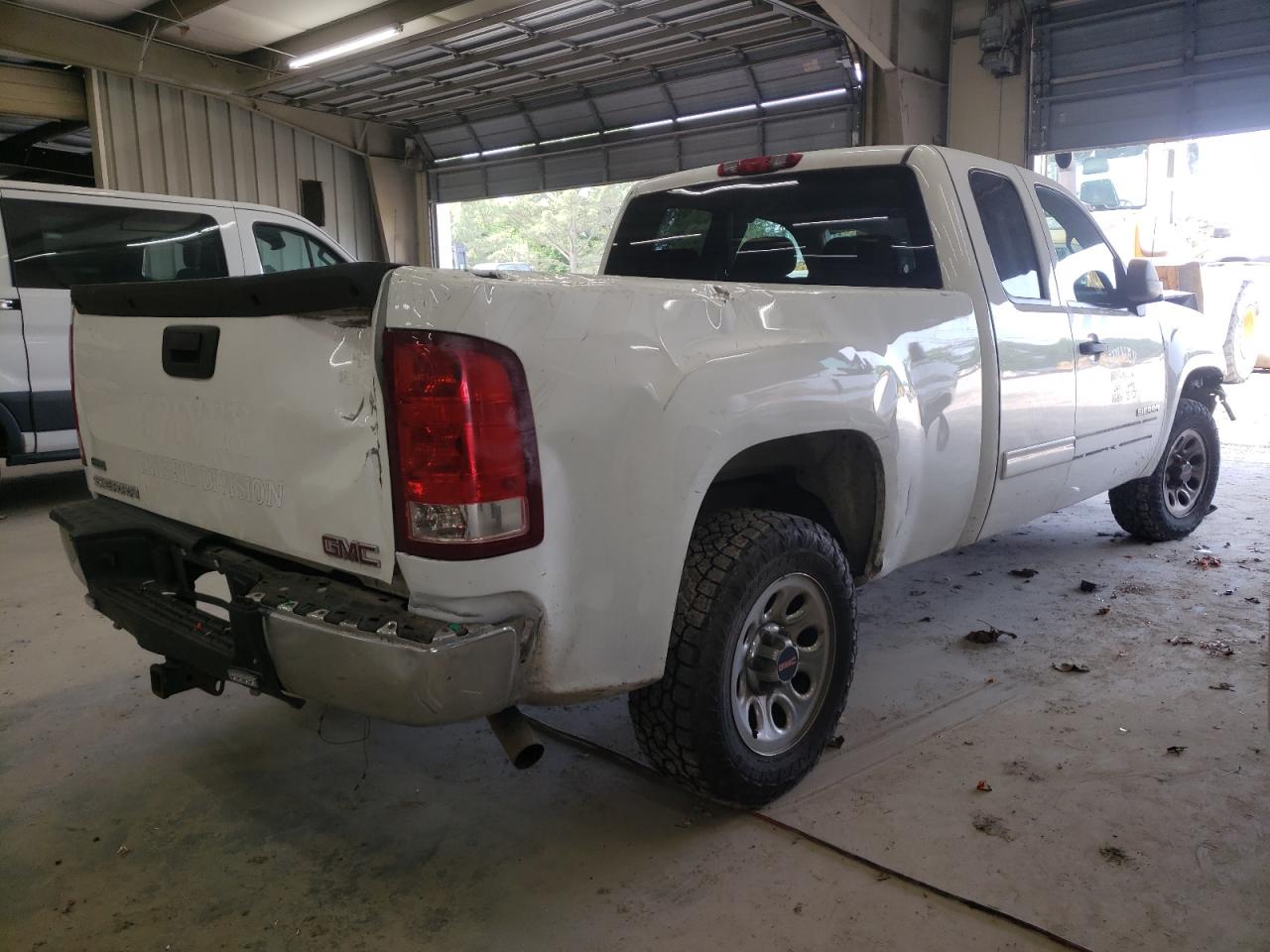 Photo 2 VIN: 1GTR1UEA4BZ179171 - GMC SIERRA 