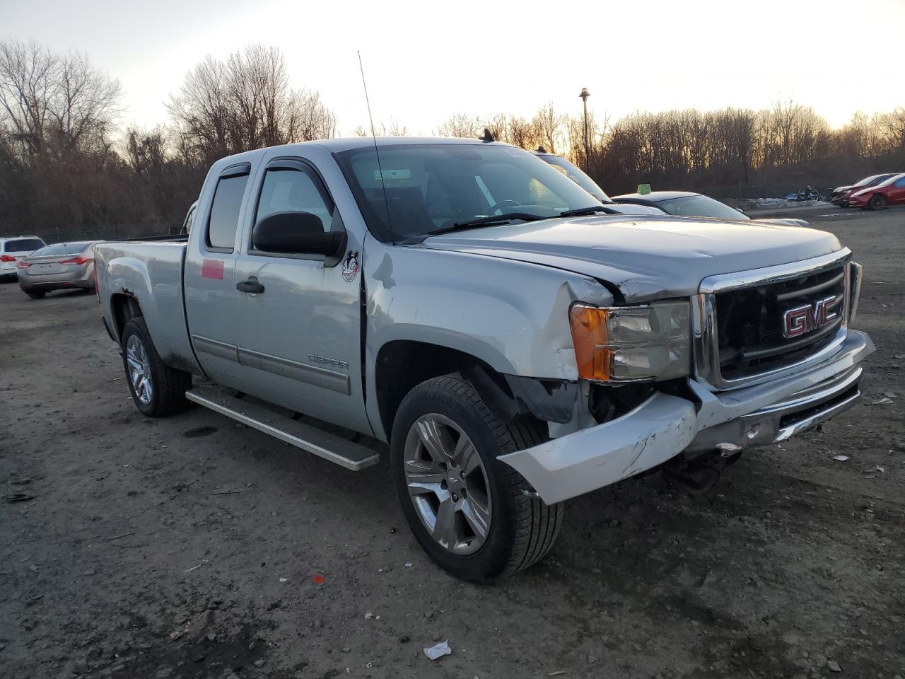 Photo 3 VIN: 1GTR1VE00BZ420477 - GMC SIERRA 