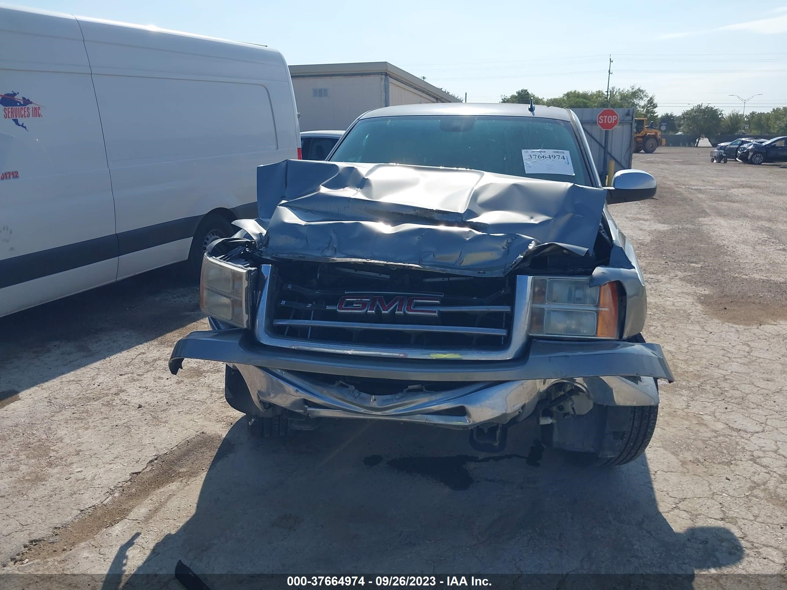 Photo 5 VIN: 1GTR1VE03CZ322657 - GMC SIERRA 