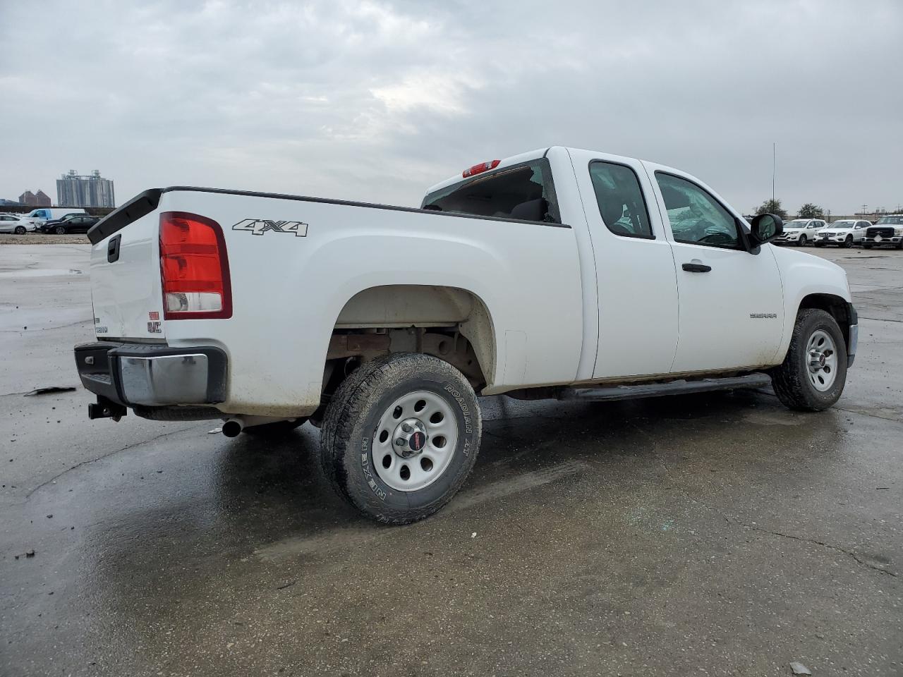 Photo 2 VIN: 1GTR2TE39BZ285799 - GMC SIERRA 