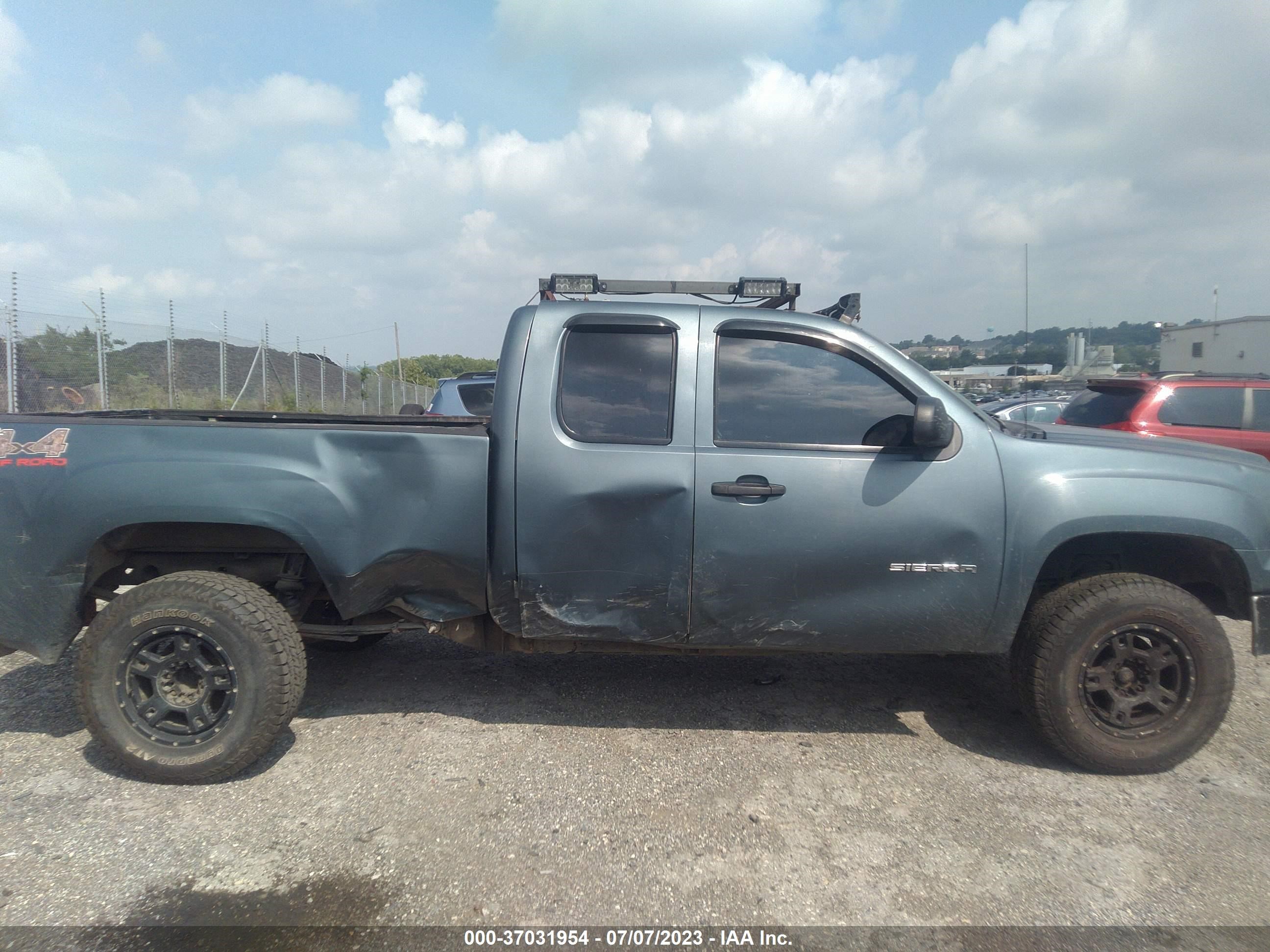 Photo 11 VIN: 1GTR2VE32BZ144441 - GMC SIERRA 