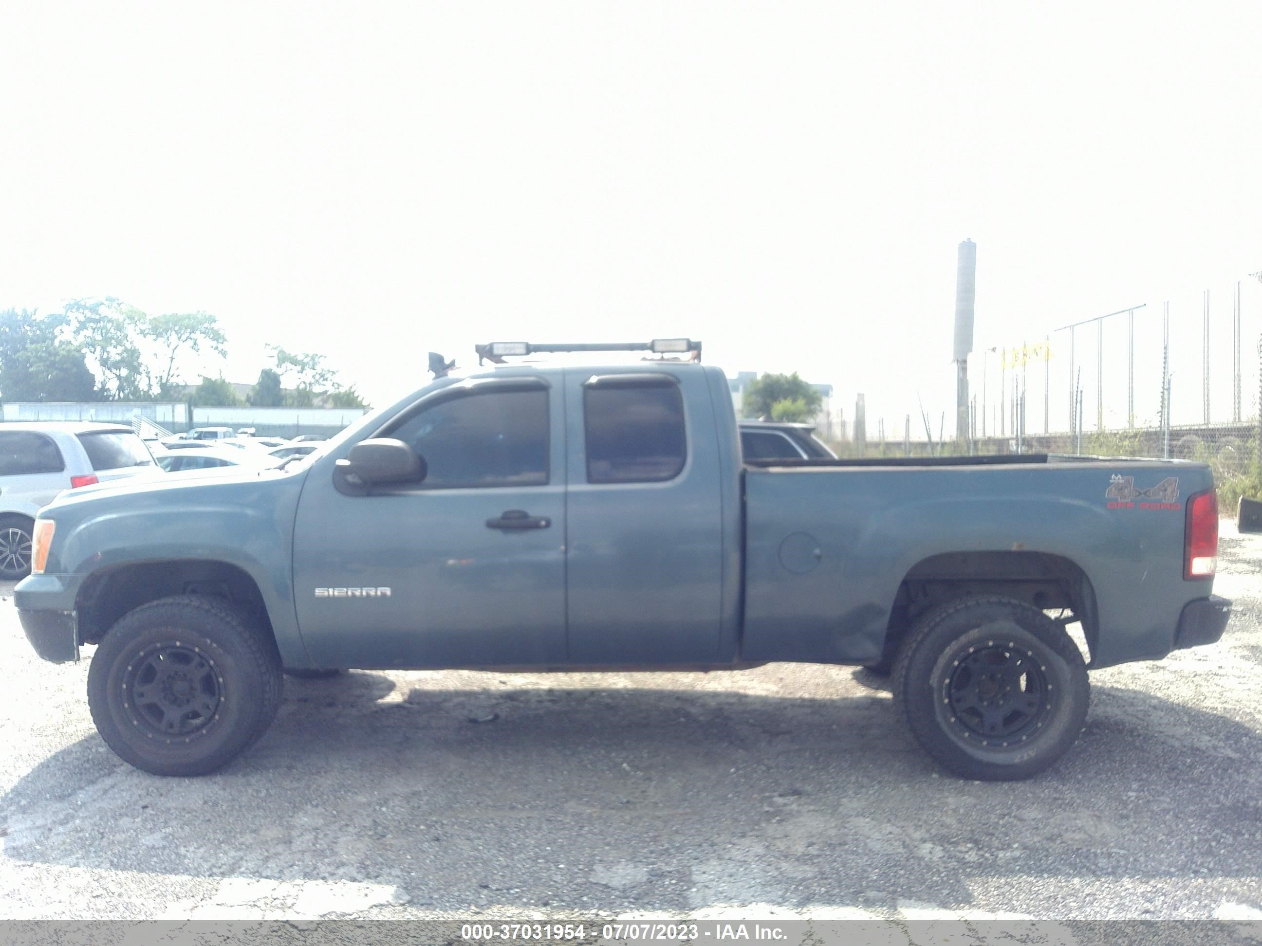 Photo 12 VIN: 1GTR2VE32BZ144441 - GMC SIERRA 