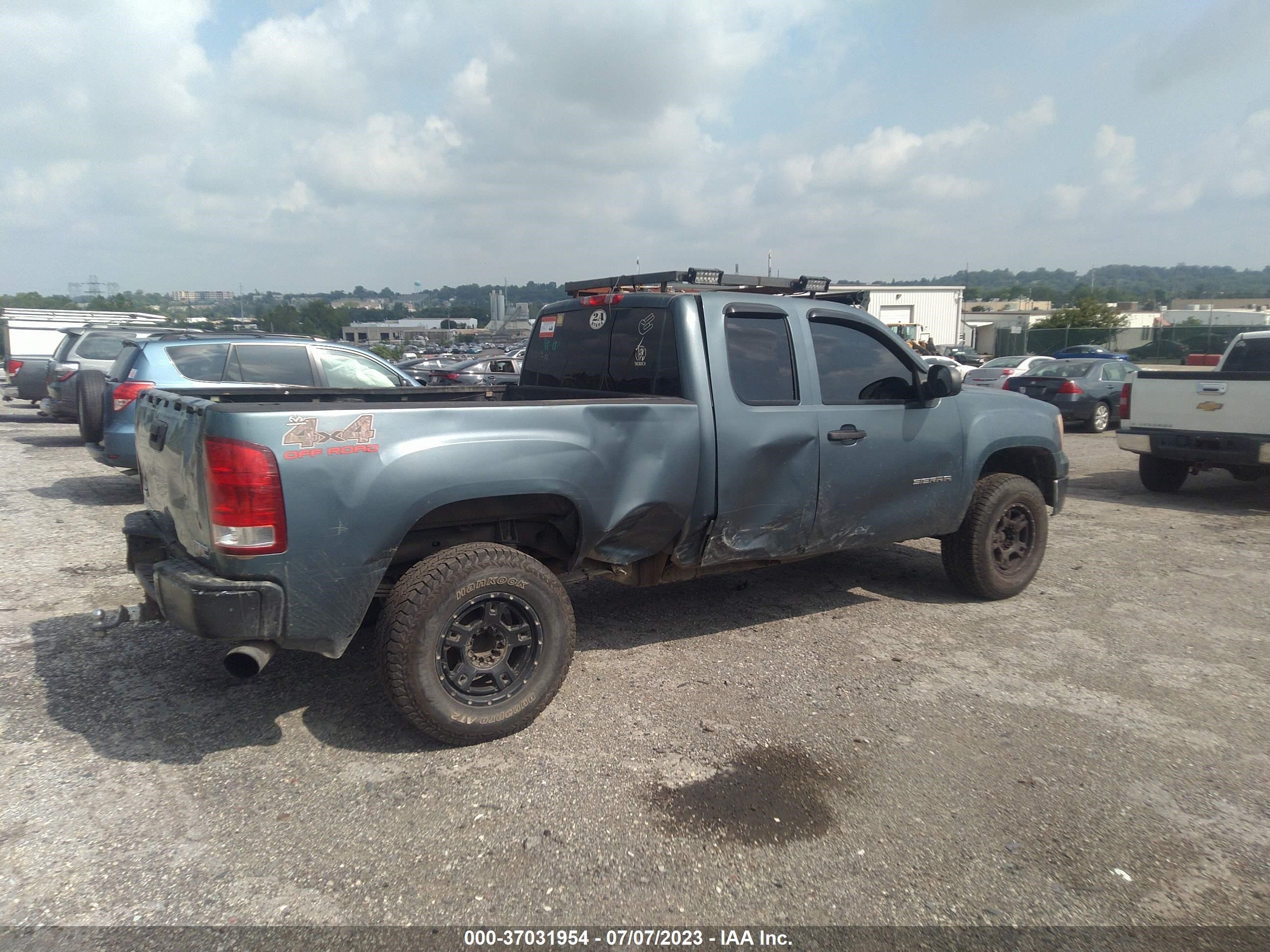 Photo 3 VIN: 1GTR2VE32BZ144441 - GMC SIERRA 