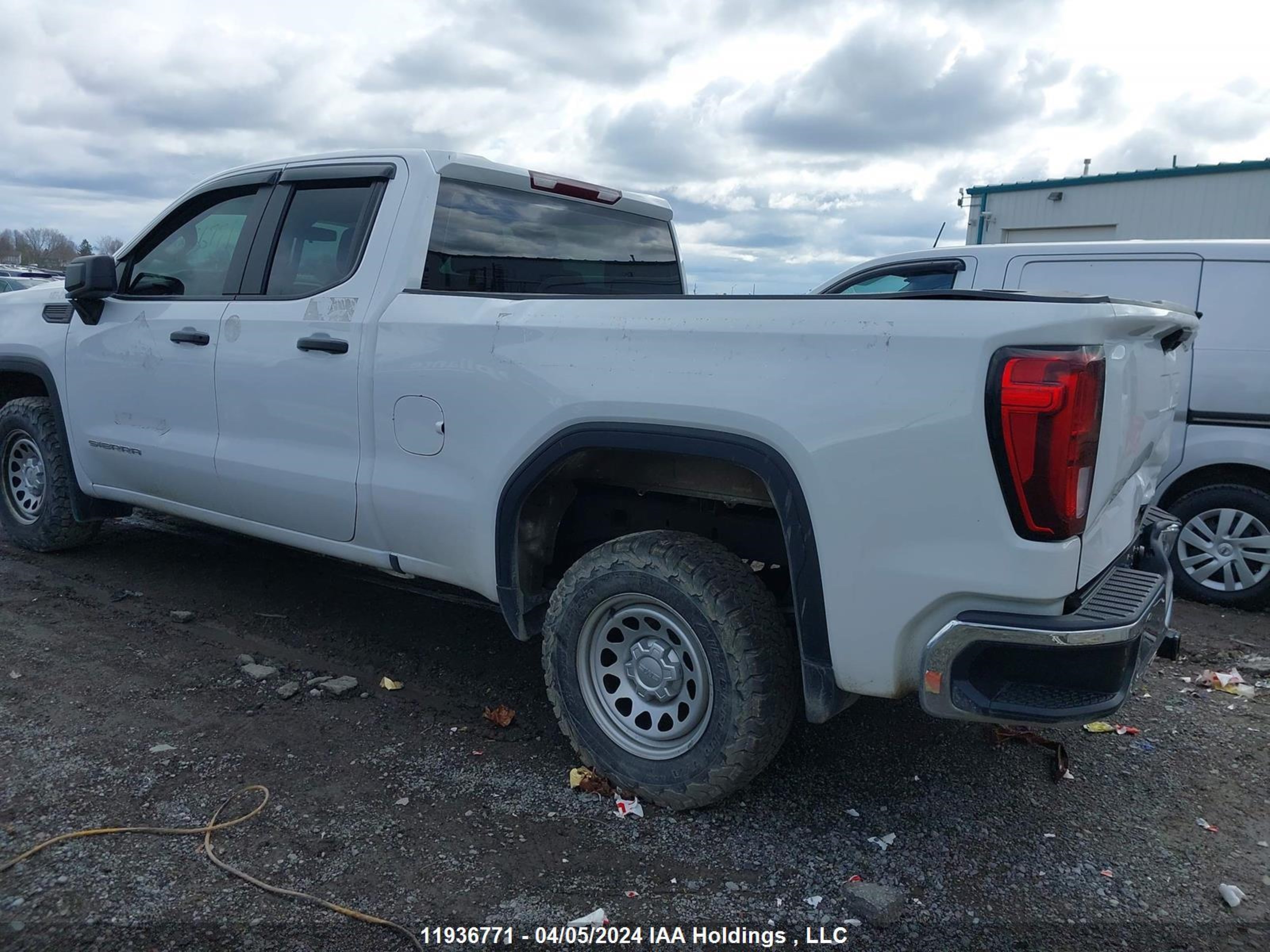 Photo 2 VIN: 1GTR8AEH2MZ255903 - GMC SIERRA 