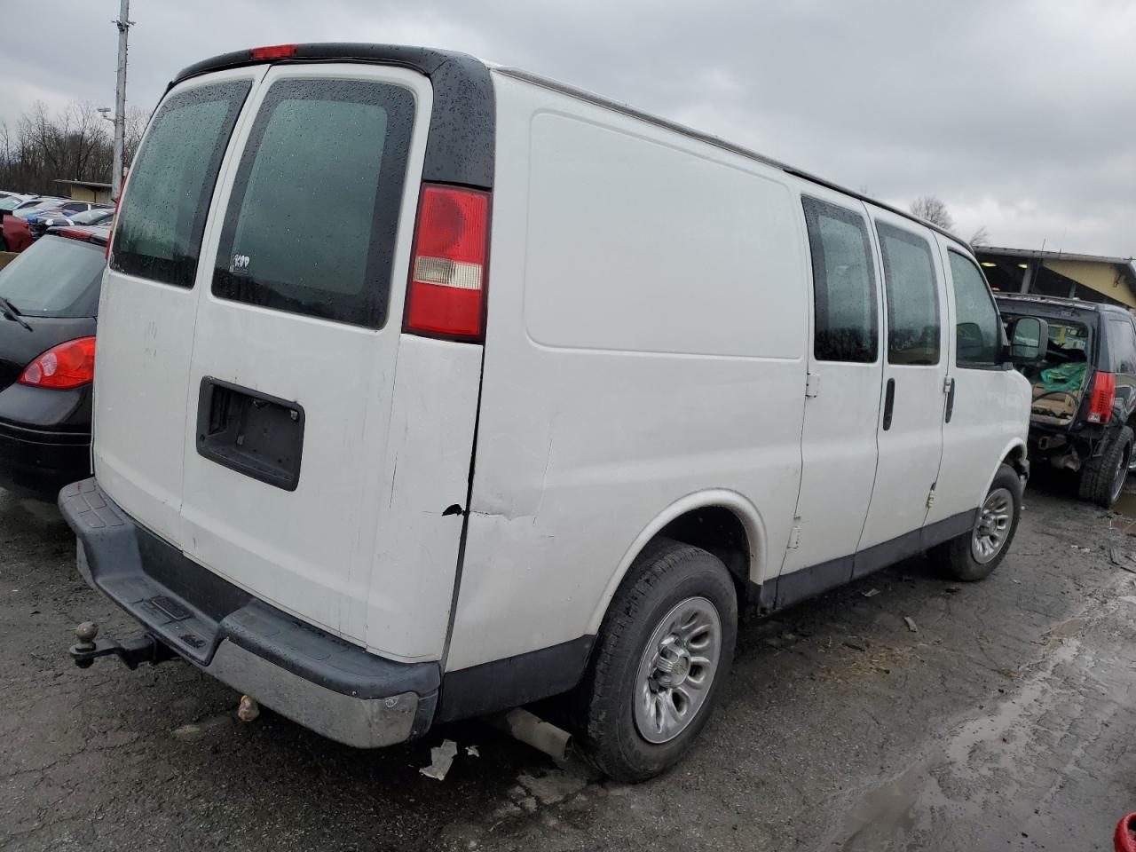 Photo 2 VIN: 1GTS7AF48B1125703 - GMC SAVANA 