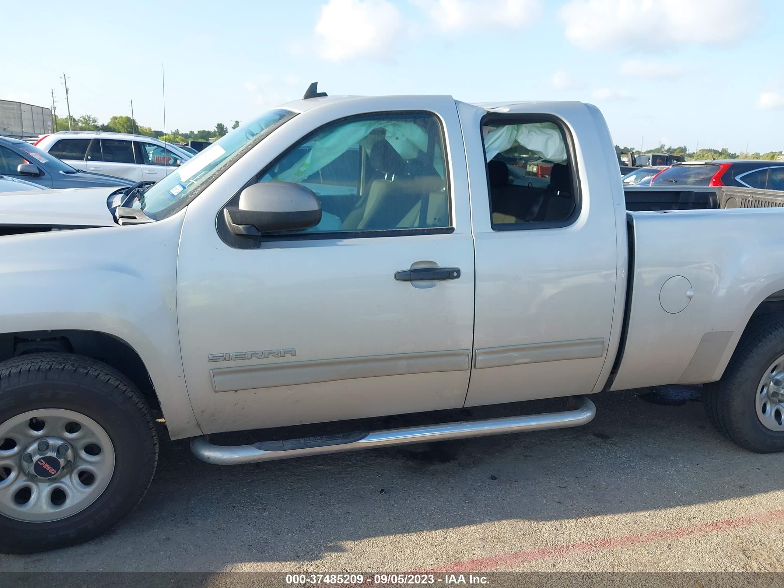 Photo 13 VIN: 1GTSCUEA2AZ250880 - GMC SIERRA 