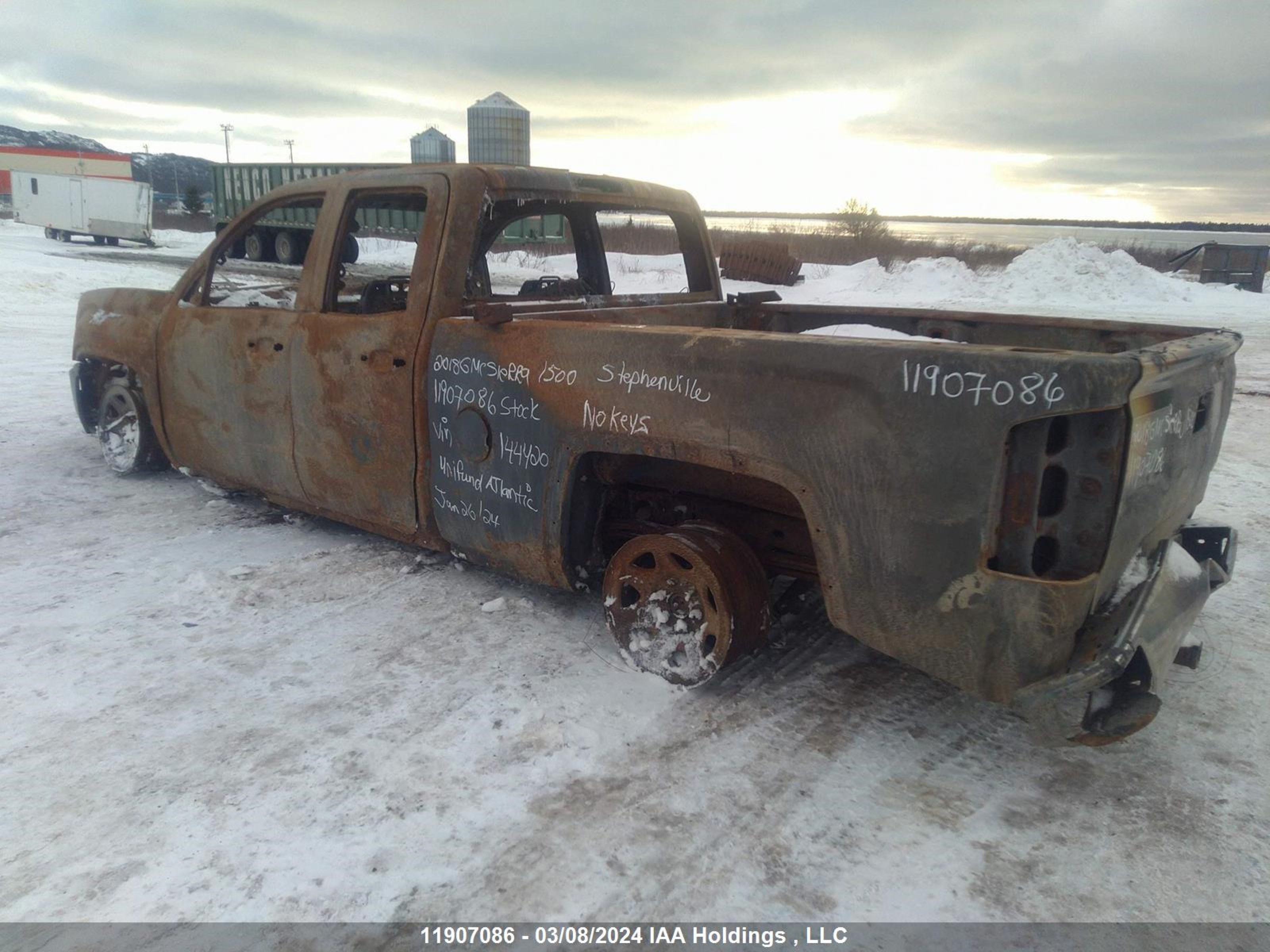 Photo 2 VIN: 1GTV2LEC3JZ144420 - GMC SIERRA 