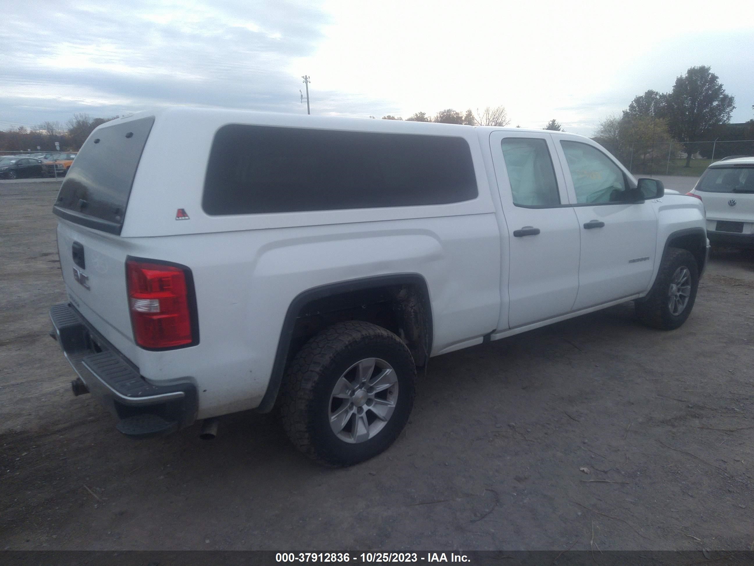 Photo 3 VIN: 1GTV2LEC5JZ293637 - GMC SIERRA 