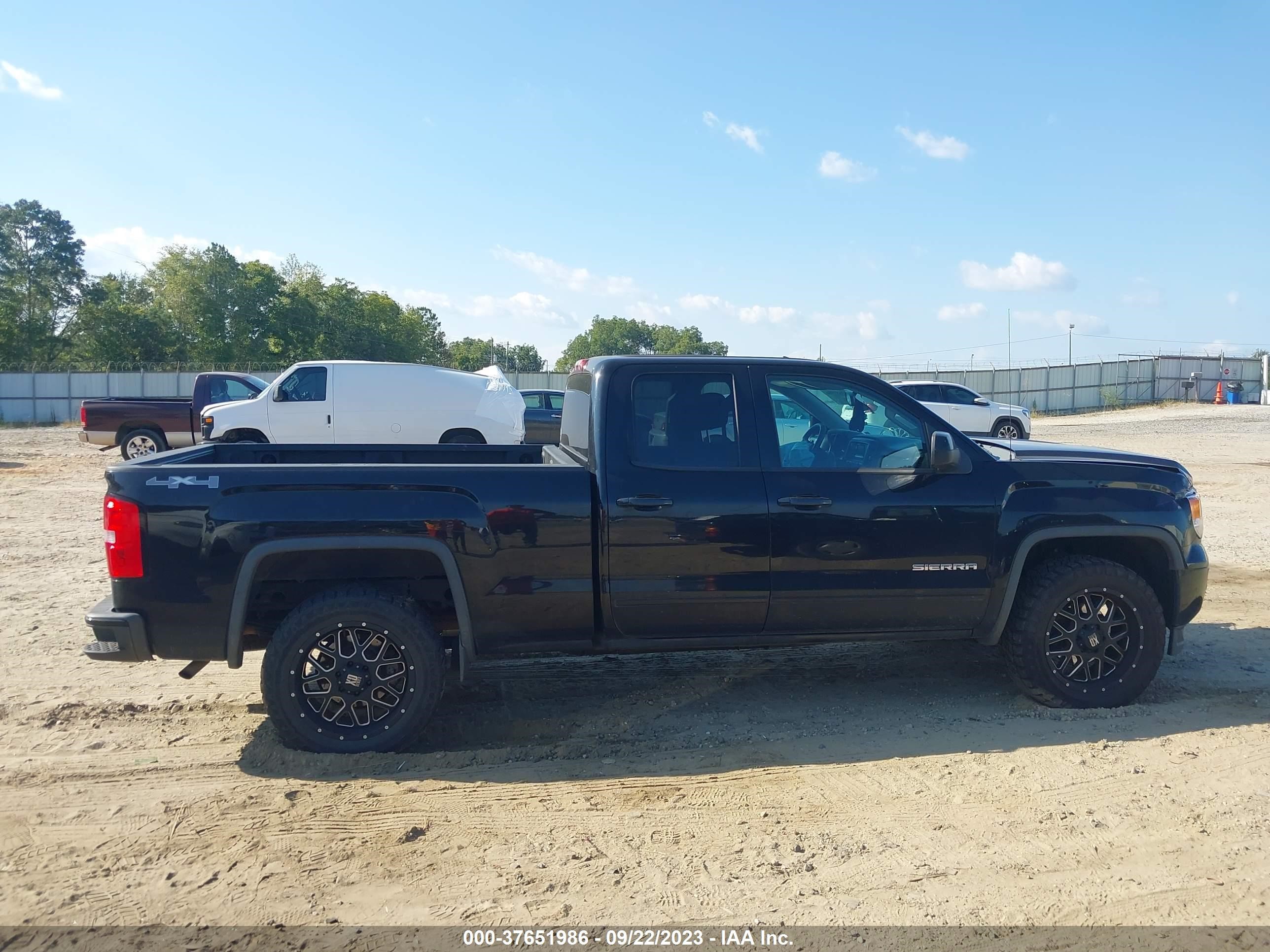 Photo 12 VIN: 1GTV2TEC8FZ415799 - GMC SIERRA 