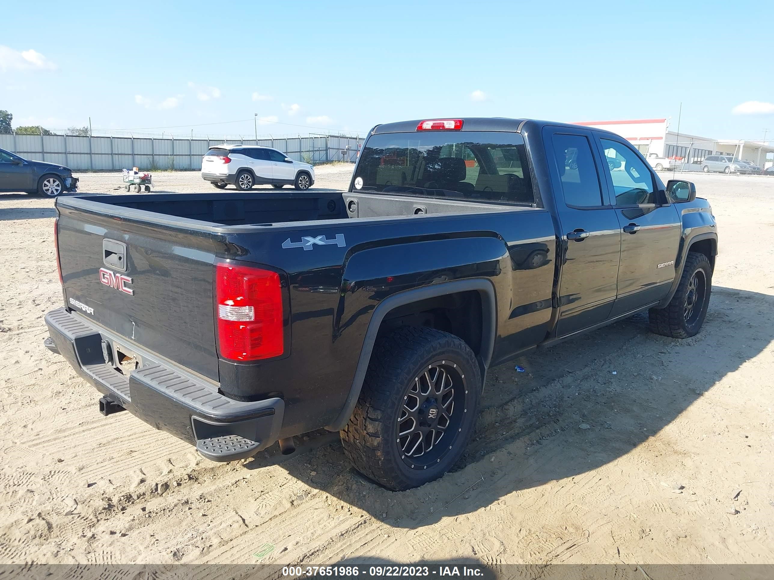 Photo 3 VIN: 1GTV2TEC8FZ415799 - GMC SIERRA 