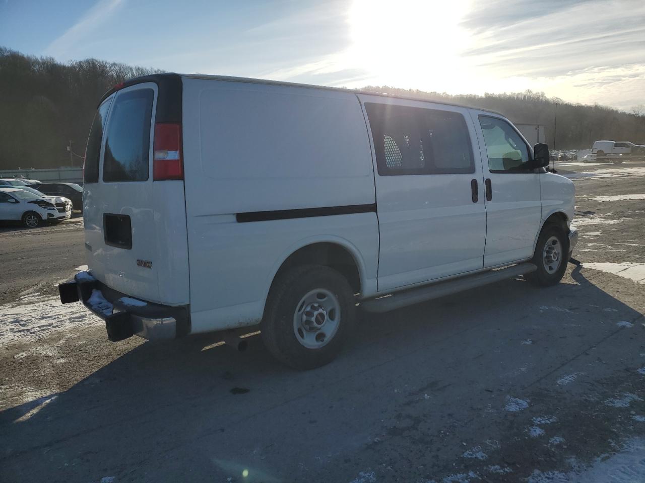 Photo 2 VIN: 1GTW7AFF0H1914424 - GMC SAVANA 