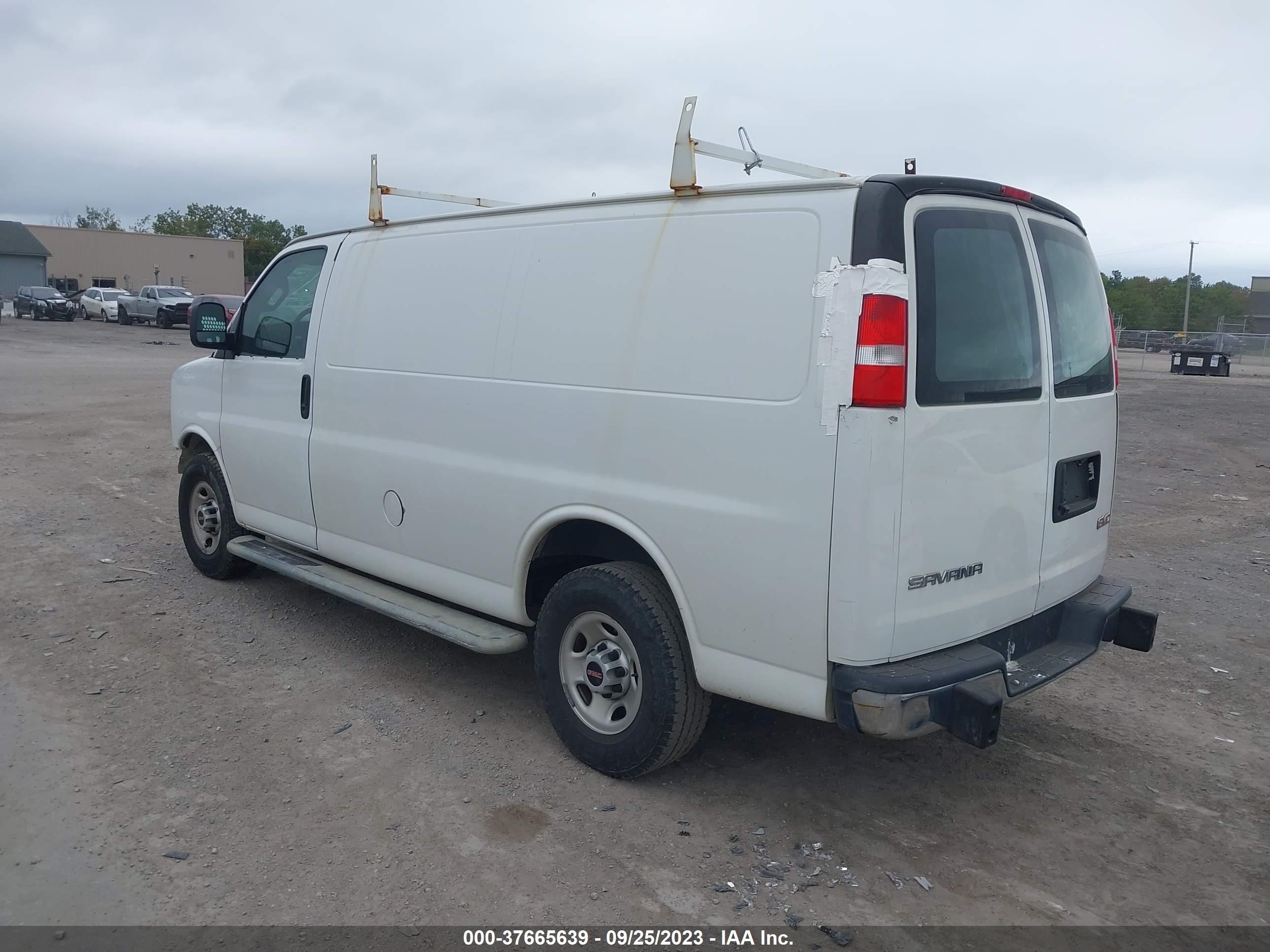 Photo 2 VIN: 1GTW7AFG4J1907751 - GMC SAVANA 