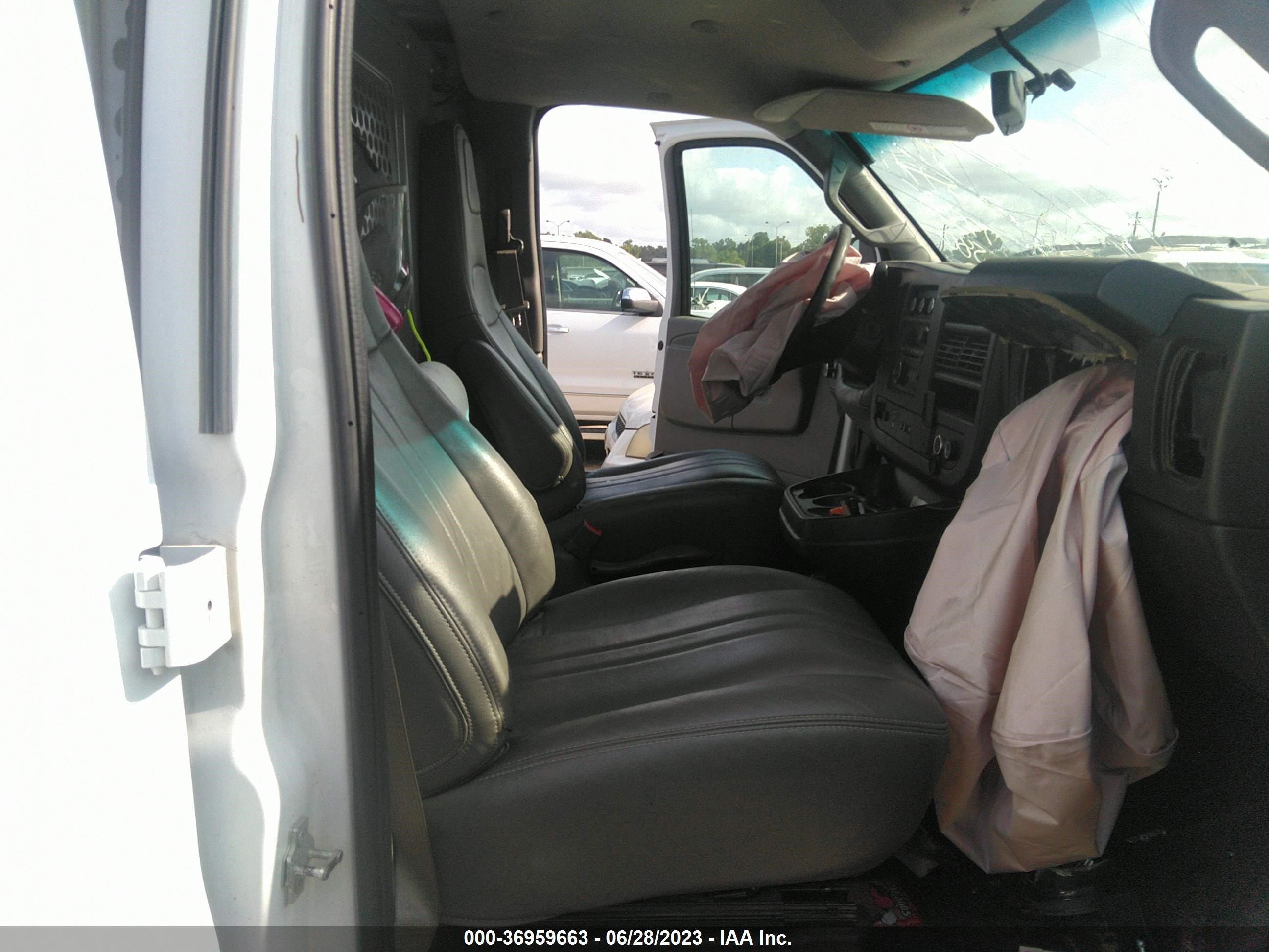 Photo 4 VIN: 1GTW7AFP1K1230823 - GMC SAVANA 