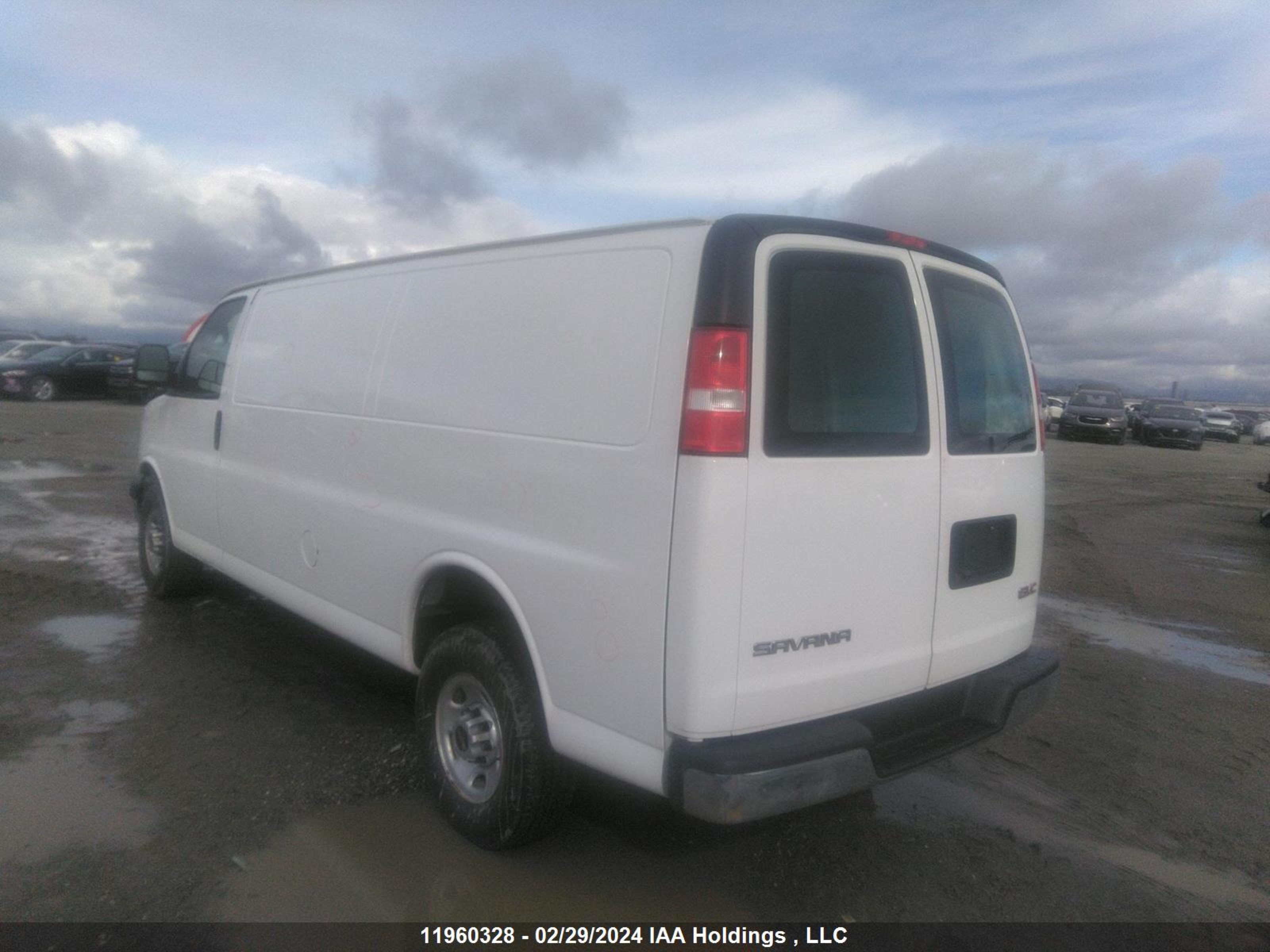 Photo 2 VIN: 1GTW7BFP0M1147697 - GMC SAVANA 