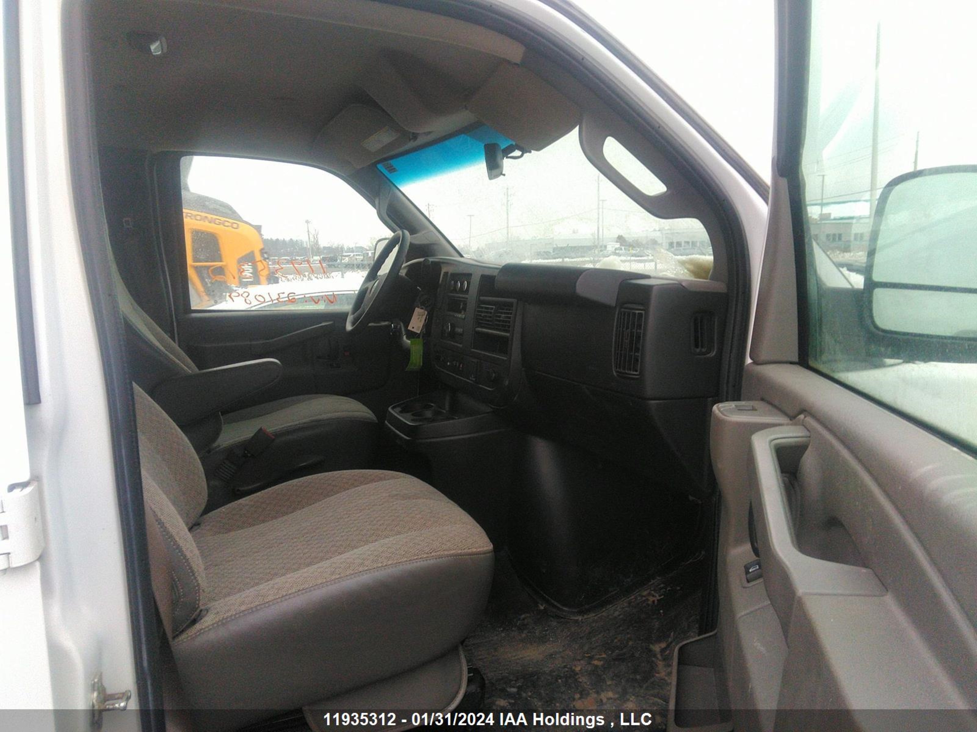 Photo 4 VIN: 1GTW7BFP5L1231089 - GMC SAVANA 