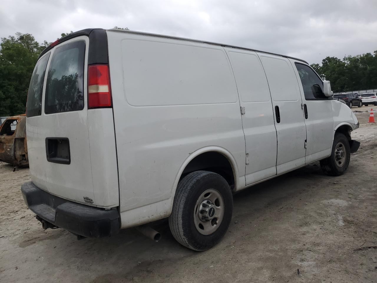 Photo 2 VIN: 1GTW7FCA5B1115574 - GMC SAVANA 