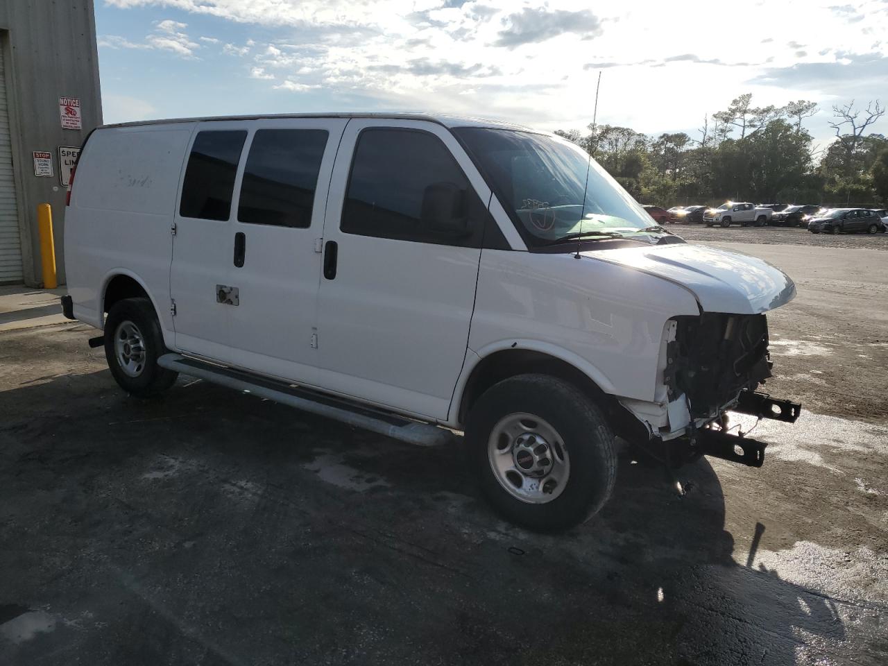 Photo 3 VIN: 1GTW7FCFXF1903008 - GMC SAVANA 