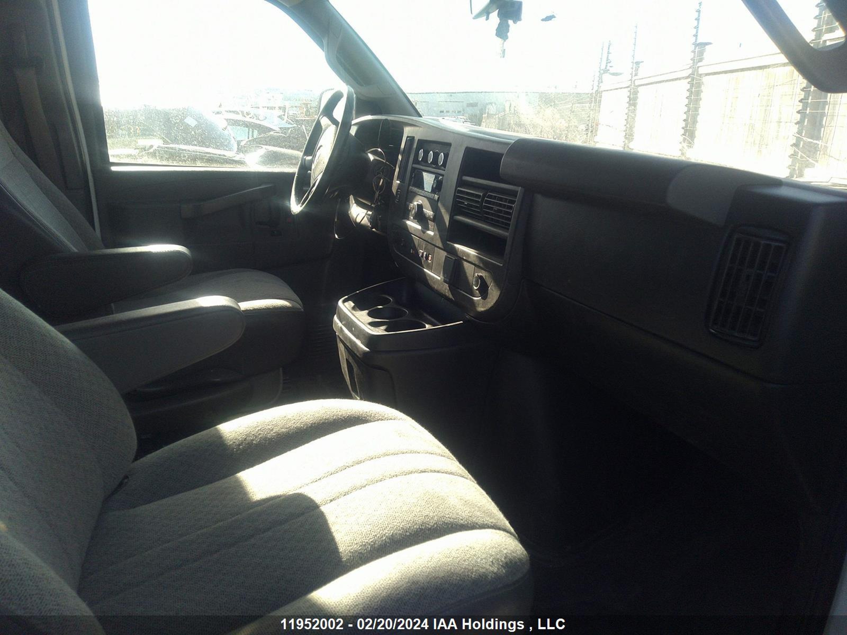 Photo 4 VIN: 1GTZ7HF78M1150329 - GMC SAVANA 