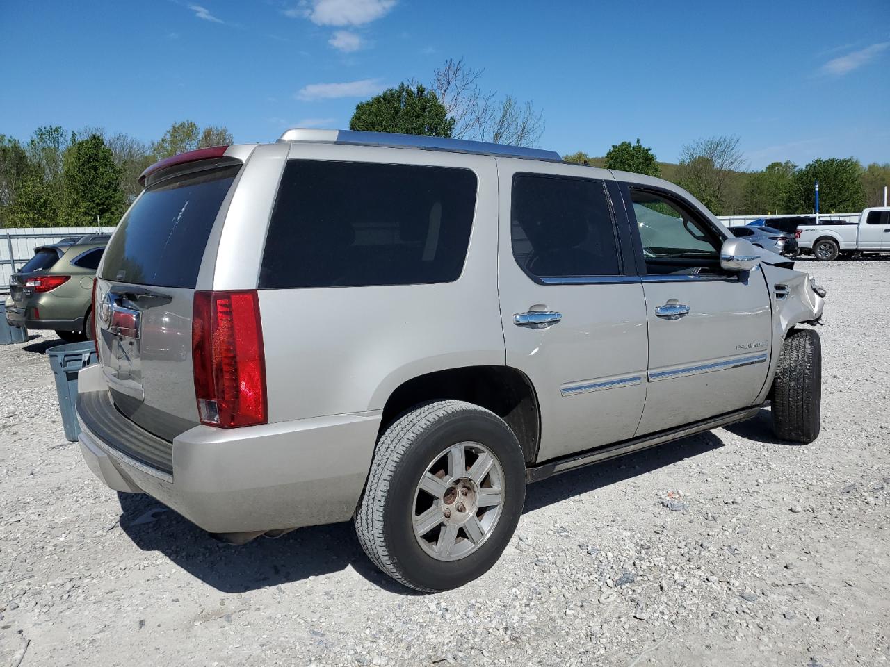 Photo 2 VIN: 1GYEC638X7R354223 - CADILLAC ESCALADE 