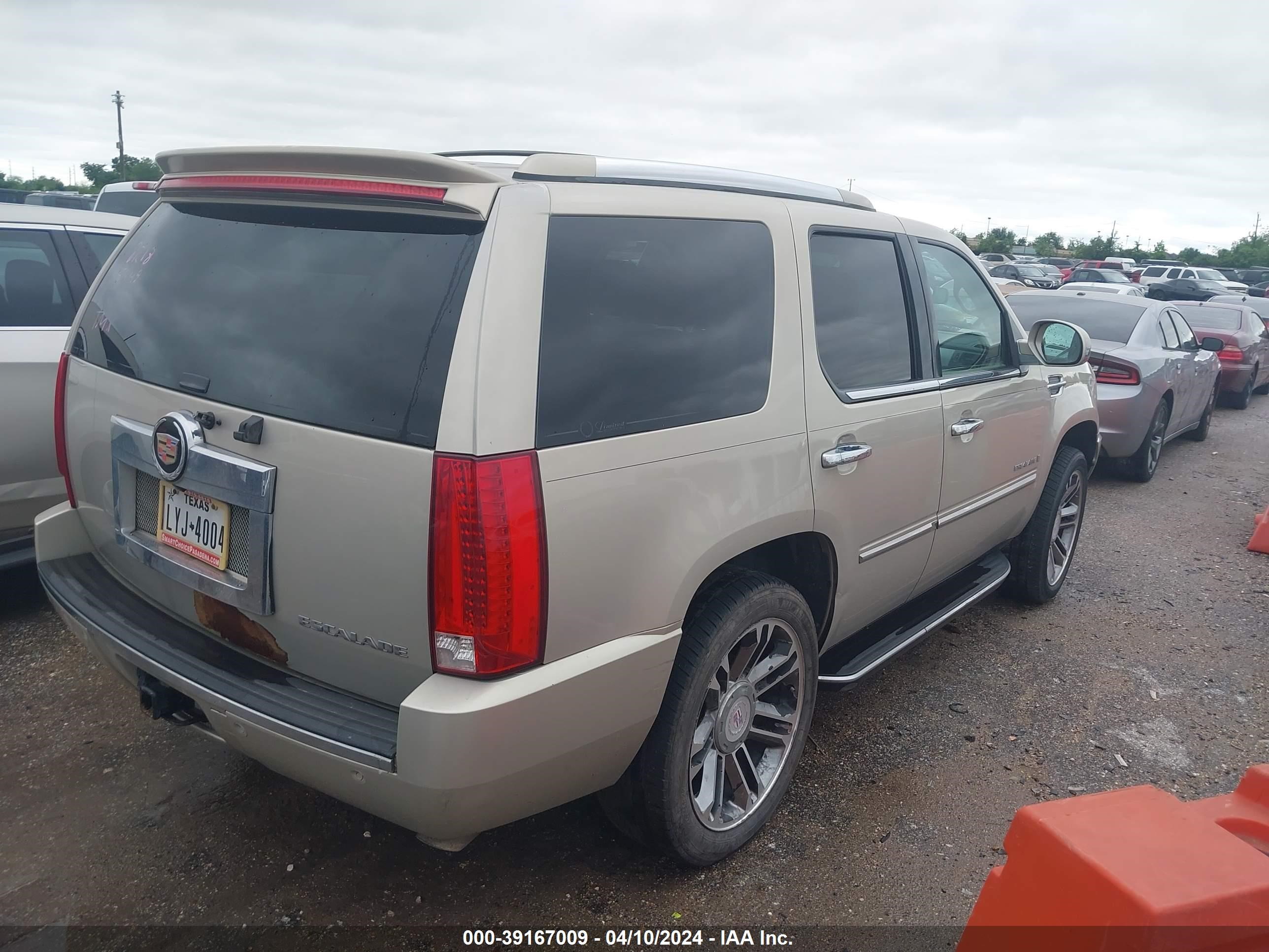 Photo 3 VIN: 1GYEC638X8R185449 - CADILLAC ESCALADE 